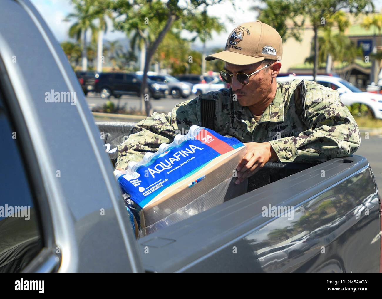 HONOLULU, Hawaii (17 febbraio 2022) – tecnico di elettronica (nucleare) 1st Classe Andrew Loera, assegnato al Naval Sea Systems Command, distribuisce l'acqua alla stazione di distribuzione idrica di Moanalua Terrace. STATI UNITI Navy sta lavorando a stretto contatto con il Dipartimento della Salute delle Hawaii, Stati Uniti Environmental Protection Agency e gli Stati Uniti Esercito per ripristinare l'acqua potabile sicura alle comunità abitative di Joint base Pearl Harbor-Hickam attraverso il campionamento e il lavaggio, e il recupero del pozzo di Red Hill. Per informazioni dettagliate, visitare il sito Web www.navy.mil/jointbasewater. Foto Stock