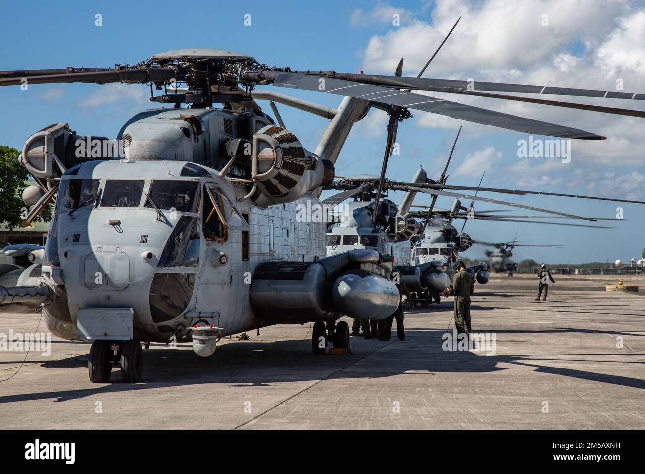 STATI UNITI Marines con Marine Heavy Helicopter Squadron (HMH) 463, consegna elicotteri CH-53E Super Stallion per il trasporto in California come parte della distribuzione per la formazione (DFT) presso la base navale di Pearl Harbor, Hawaii, 16 febbraio 2022. Il DFT viene deisgned per simulare il funzionamento in un ambiente distribuito e preparare l'unità a eventuali imprevisti futuri che potrebbero incontrare durante l'implementazione. Foto Stock