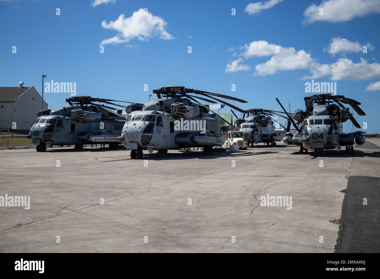 STATI UNITI Marines con Marine Heavy Helicopter Squadron (HMH) 463, consegna elicotteri CH-53E Super Stallion per il trasporto in California come parte della distribuzione per la formazione (DFT) presso la base navale di Pearl Harbor, Hawaii, 16 febbraio 2022. Il DFT viene deisgned per simulare il funzionamento in un ambiente distribuito e preparare l'unità a eventuali imprevisti futuri che potrebbero incontrare durante l'implementazione. Foto Stock