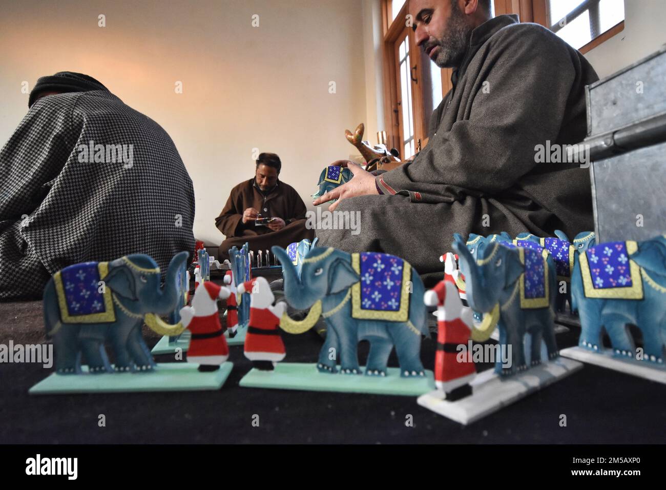 Srinagar, India. 24th Dec, 2022. Cartiera ad un workshop in anticipo di Natale a Srinagar, Kashmir controllato dagli indiani, Sabato, 24 Dicembre 2022. (Foto di Mubashir Hassan/Pacific Press/Sipa USA) Credit: Sipa USA/Alamy Live News Foto Stock