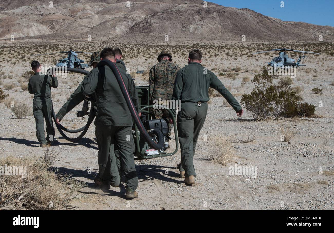 Marines con Marine Wing Support Squadron 372, Marine Aircraft Group (MAG) 39, 3rd Marine Aircraft Wing (MAW) e Marine Light Attack Helicopter Squadron 169, MAG 39, 3rd MAW, tubi flessibili carburante per il trasporto, una pompa carburante, E un filtro per la vescica che è atterrato in un Joint Precision Aerial Delivery System (JPADS) al Marine Corps Air Ground Combat Center Twentynine Palms, California, 16 febbraio 2022. Il JPADS ha consegnato una camera d'aria a carburante per Marines per stabilire un punto di rifornimento di armamento anteriore all'atterraggio per mostrare l'aeromobile come self-serving in ambienti austeri durante la Furia di Inverno 22. Inverno Fury 22 stres Foto Stock