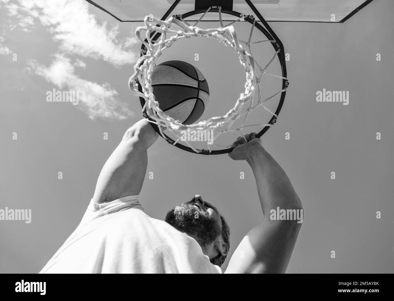 attività estiva. uomo con pallone da basket sul campo. giocatore di basket professionista Foto Stock