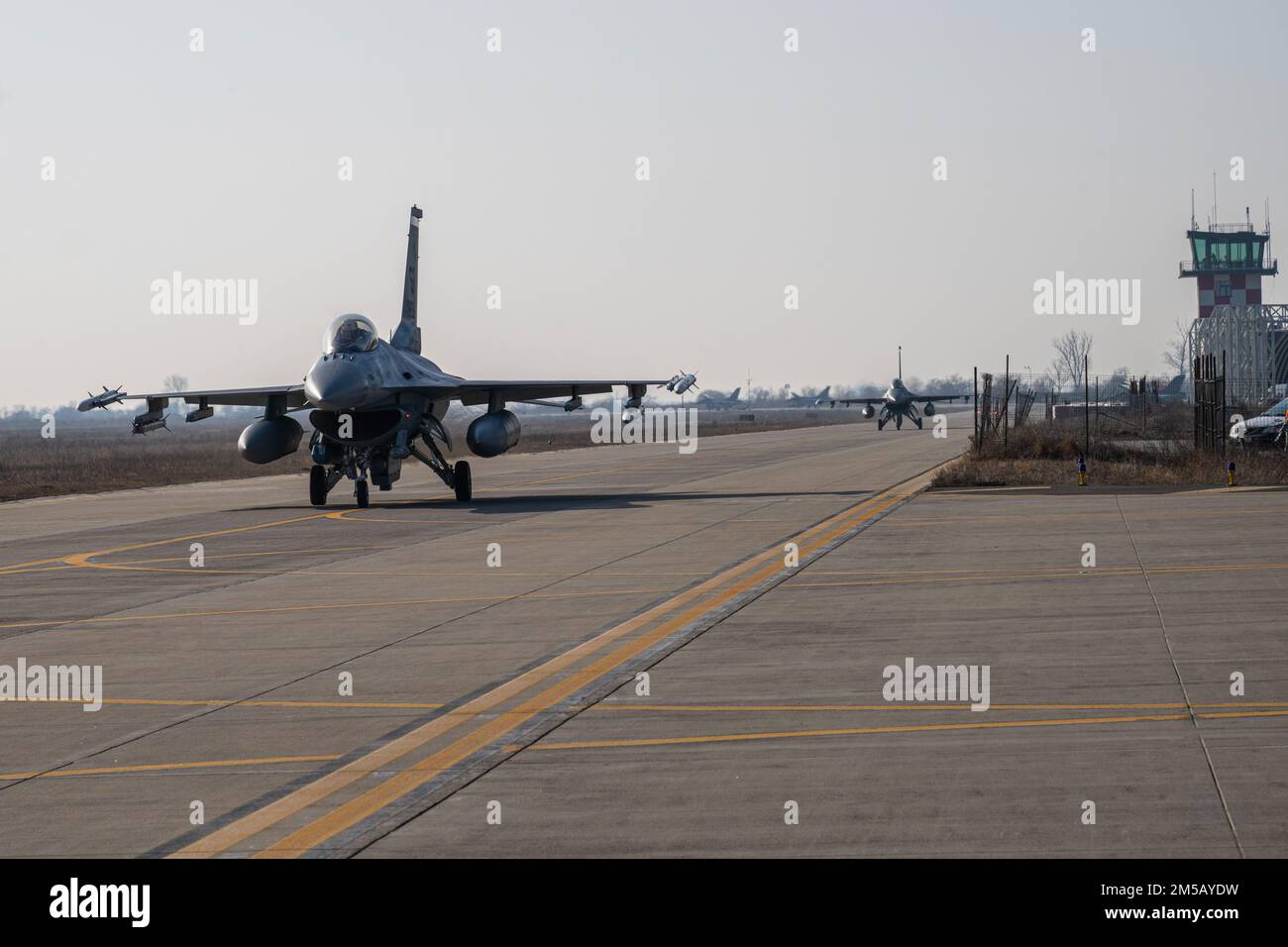 Due Stati Uniti Air Force F-16 Fighting Falcon Aircraft assegnato al 480th Fighter Squadron presso la base aerea di Spangdahlem, Germania, taxi dopo una sortie presso la 86th Air base, Romania, 17 febbraio 2022. I 480th FS si alleneranno regolarmente con le forze aeree rumene e altri alleati della NATO durante il loro periodo a Fetesti, lavorando per fornire sostegno al teatro europeo. Foto Stock