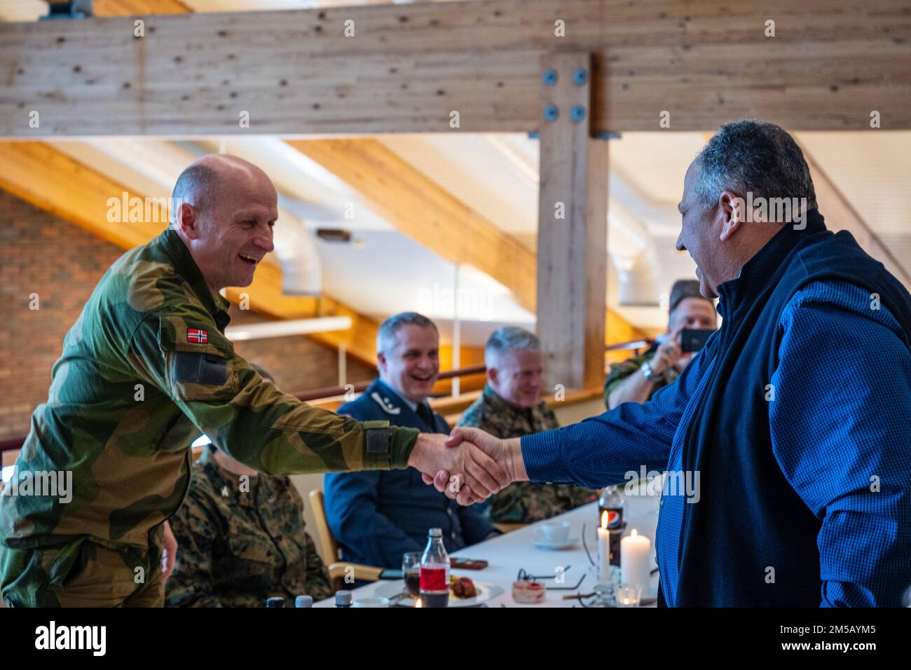 VÆRNES, Norvegia (17 febbraio 2022) — il segretario della Marina Carlos del Toro presenta una moneta di sfida al generale norvegese Lars Aamodt, comandante della Norwegian Defence Logistics Organisation, dopo un pranzo alla Værnes Garrison Chow Hall di Værnes, 17 febbraio 2022. Il Segretario del Toro è in Norvegia per visitare i membri del servizio degli Stati Uniti e i leader del governo norvegese per rafforzare le relazioni bilaterali e multilaterali esistenti in materia di sicurezza tra gli Stati Uniti E la Royal Norwegian Navy. I membri del servizio che incontra negli Stati Uniti e in Norvegia parteciperanno all'esercizio Cold Response 2022. Esercizio freddo R Foto Stock