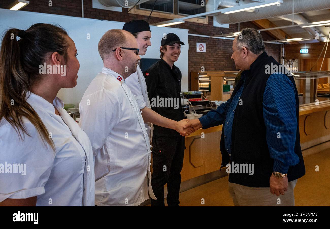 VÆRNES, Norvegia (17 febbraio 2022) - il Segretario della Marina Carlos del Toro ringrazia gli chef e lo staff norvegesi della Værnes Garrison Chow Hall dopo un pranzo a Værnes il 17 febbraio 2022. Il Segretario del Toro è in Norvegia per visitare i membri del servizio degli Stati Uniti e i leader del governo norvegese per rafforzare le relazioni bilaterali e multilaterali esistenti in materia di sicurezza tra gli Stati Uniti E la Royal Norwegian Navy. I membri del servizio che incontra negli Stati Uniti e in Norvegia parteciperanno all'esercizio Cold Response 2022. Exercise Cold Response è un esercizio biennale di preparazione nazionale norvegese e di difesa che prende p Foto Stock