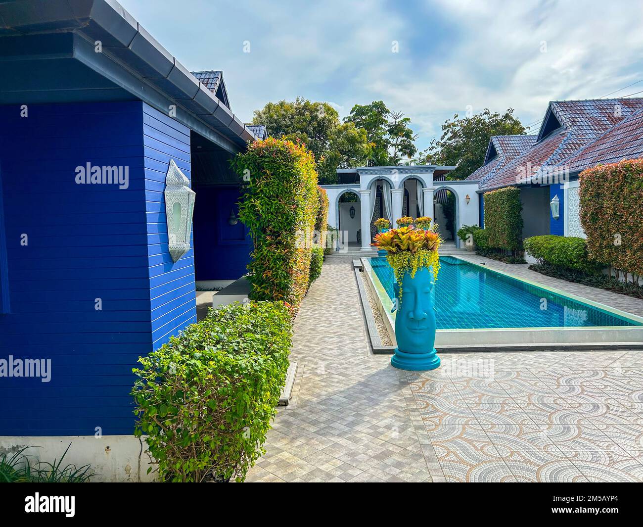 Kathu, Phuket, Thailandia, Centro benessere 'Oasis Spa', tradizionale massaggio Tailandese, vedute esterne con piscina Foto Stock