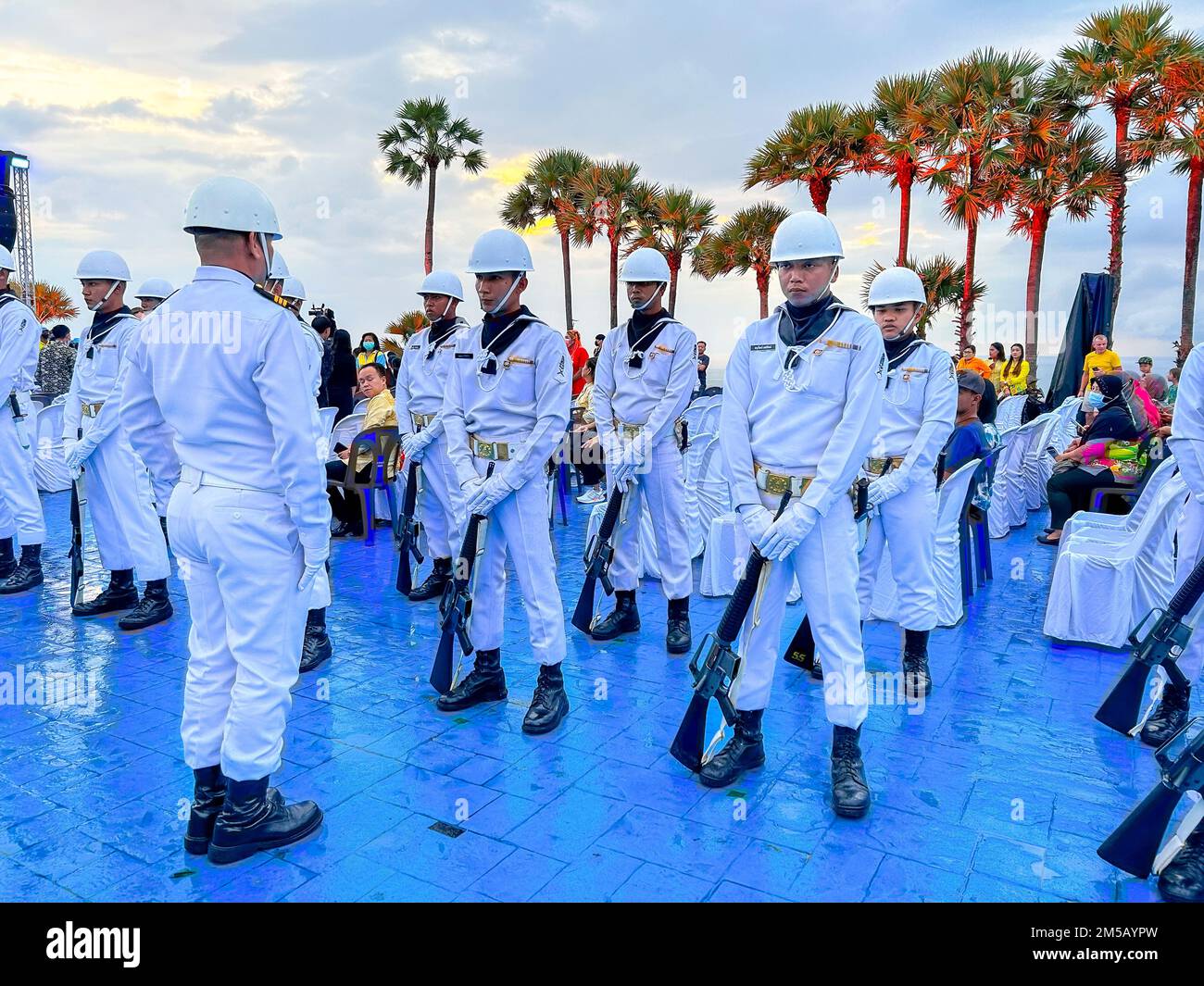 Mueang, Isola di Phuket, Thailandia, Gruppo di soldati thailandesi in uniforme, che si esibiscono in Piazza della Città, in occasione della Giornata Nazionale della Costituzione, 12 dicembre 2022 Foto Stock