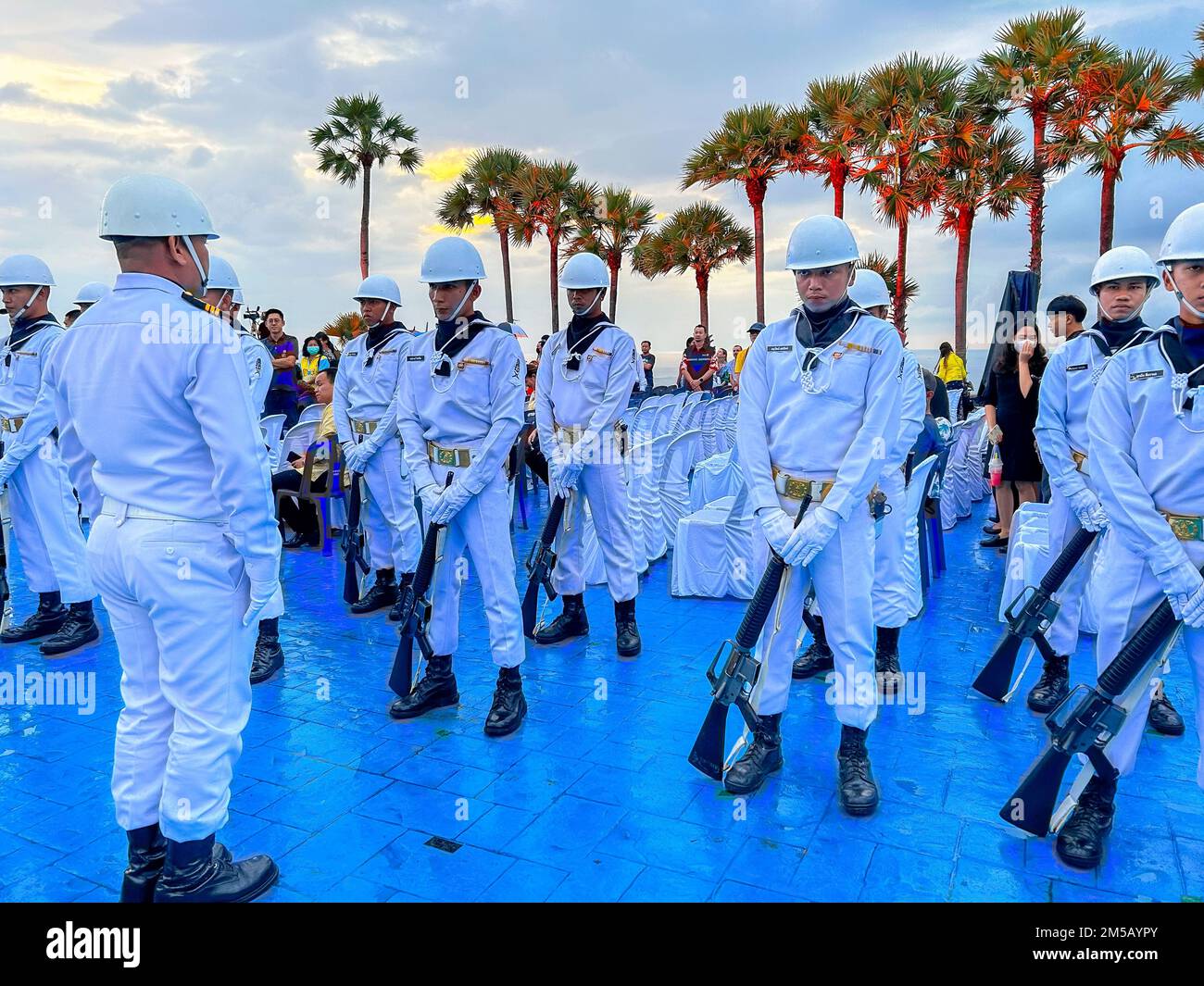 Mueang, Isola di Phuket, Thailandia, Gruppo di soldati thailandesi in uniforme, che si esibiscono in Piazza della Città, in occasione della Giornata Nazionale della Costituzione, 12 dicembre 2022 Foto Stock