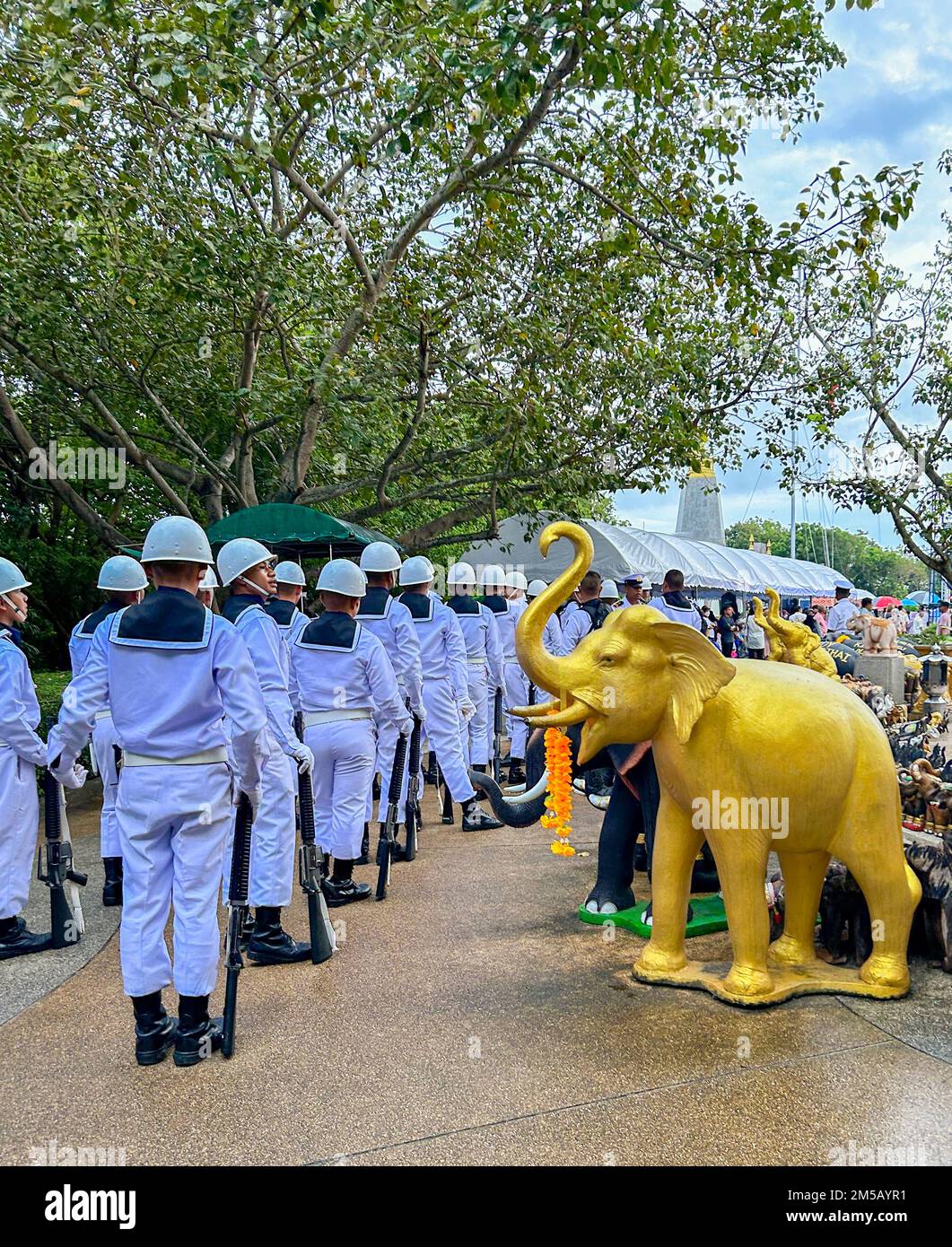 Mueang, Isola di Phuket, Thailandia, Gruppo di soldati thailandesi in uniforme, esibendosi in Piazza della Città, all'evento del giorno della Costituzione Nazionale, sculture di elefante d'oro Foto Stock