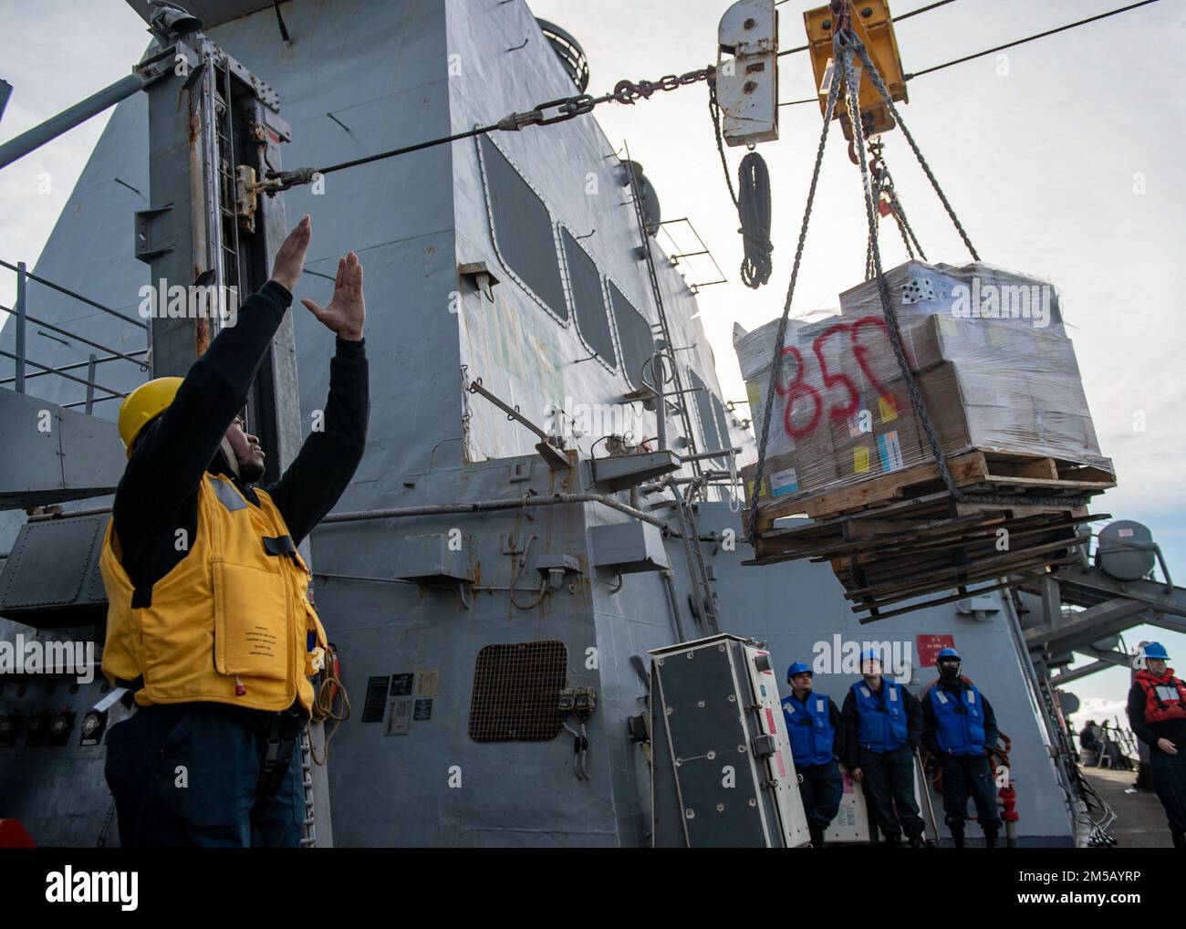 220217-N-HG846-1202 MARE ADRIATICO (17 febbraio 2022) Boatswain’s Mate 3rd Class traa’sfaun Cooper, da Homestead, Texas, segnala alla nave di supporto rapido ai combattimenti USNS Supply (T-AOE-6) durante un rifornimento in mare a bordo della cacciatorpediniere missilistico guidato Arleigh Burke-class USS Mitscher (DDG 17, 2022 febbraio 57). Mitscher è schierato con il gruppo di carrier Strike di Harry S. Truman su un schieramento programmato negli Stati Uniti Sesta area di attività della flotta a sostegno delle operazioni navali per mantenere la stabilità e la sicurezza marittima e difendere gli interessi degli Stati Uniti, alleati e partner in Europa e Africa. Foto Stock