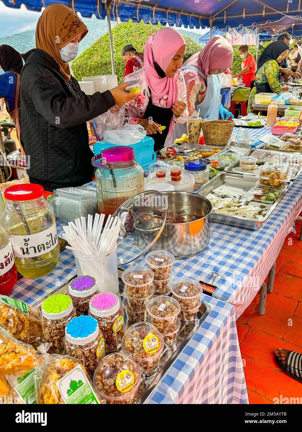 Mueang, Isola di Phuket, Thailandia, Donne musulmane che vendono cibo di strada tailandese al National Constitution Day evento, 12 dicembre 2022 Foto Stock