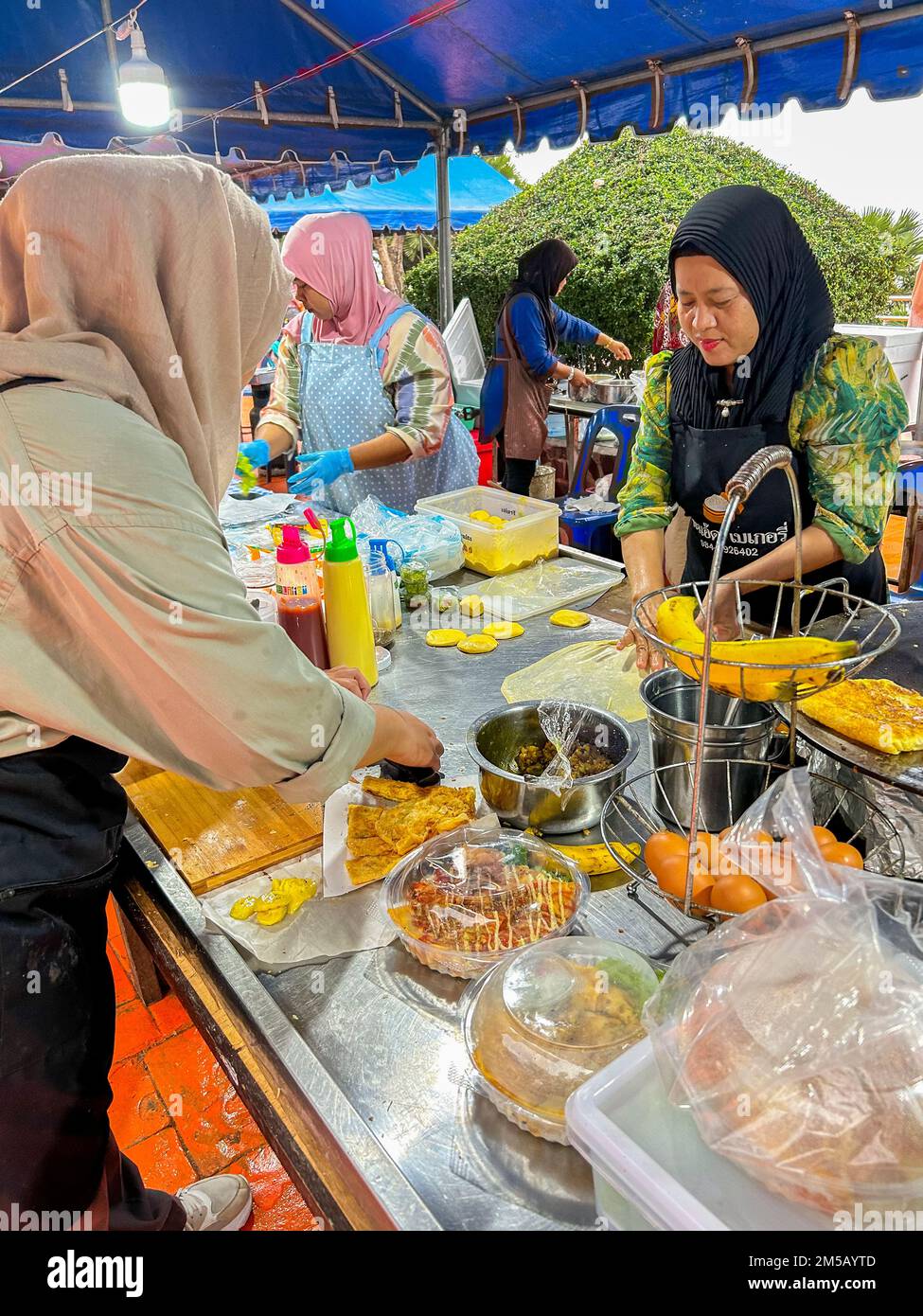 Mueang, Isola di Phuket, Thailandia, Donne musulmane che vendono cibo di strada tailandese al National Constitution Day evento, 12 dicembre 2022 Foto Stock