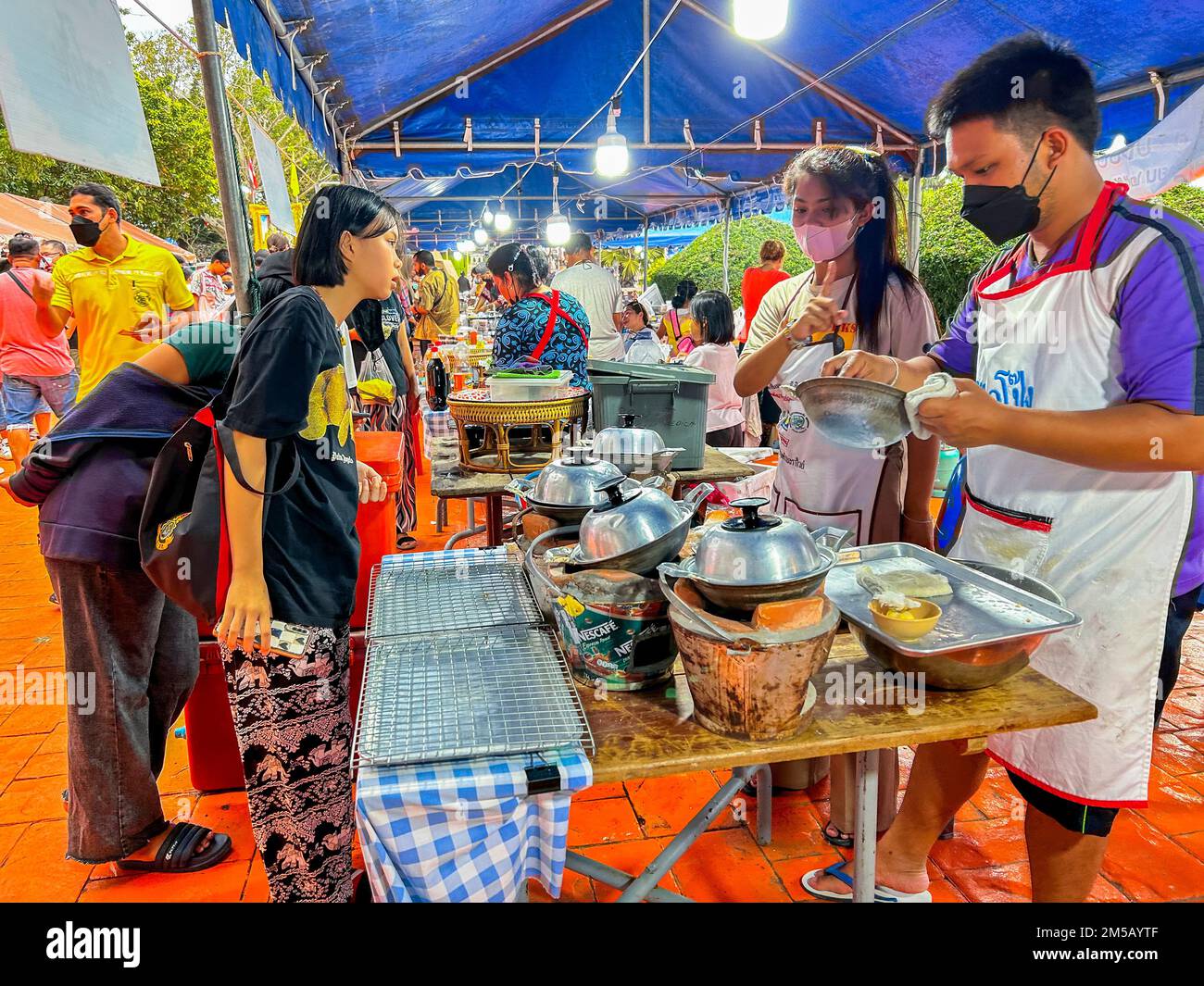 Mueang, Isola di Phuket, Thailandia, Donne musulmane che vendono cibo di strada tailandese al National Constitution Day evento, 12 dicembre 2022 Foto Stock