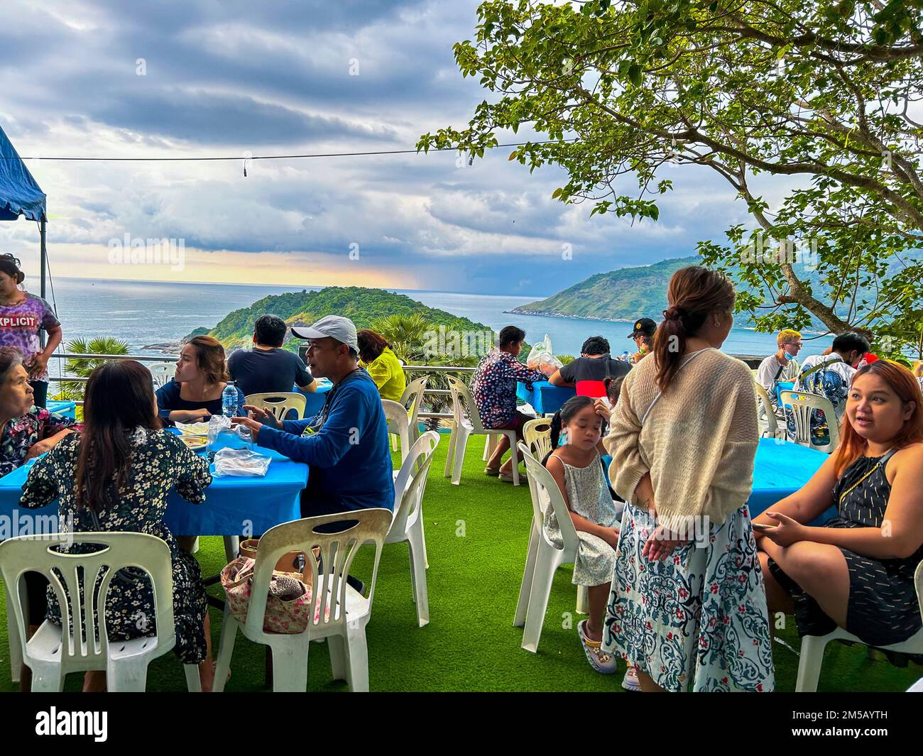 Mueang, Isola di Phuket, Thailandia, Crowd Women , Celebrazione comunitaria, Thai Street Food al National Constitution Day, 12 dicembre 2022 Foto Stock