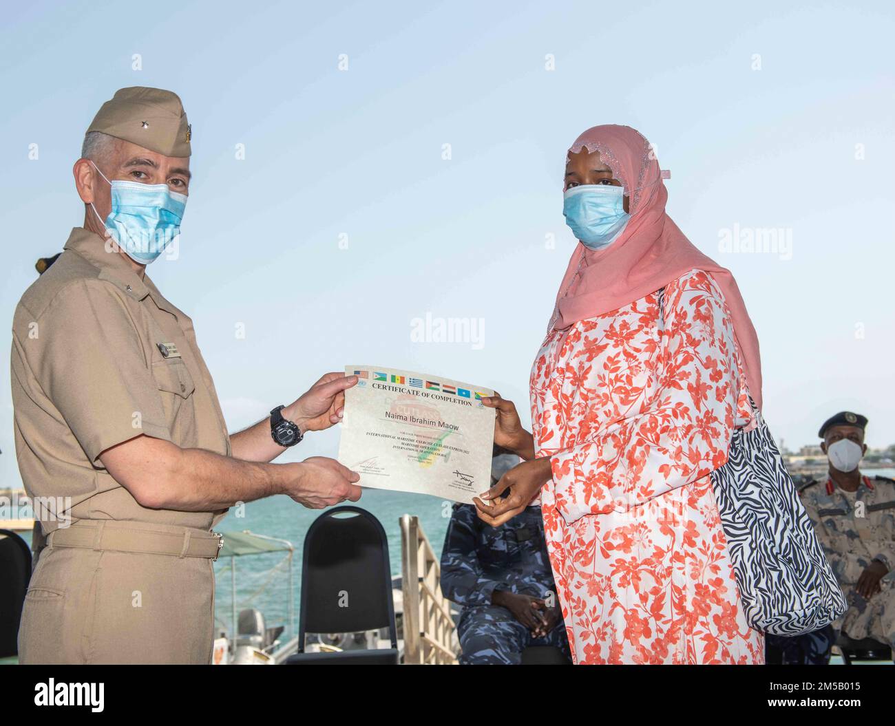 GIBUTI, Gibuti (17 febbraio 2022) – Stati Uniti Mark Haigis, il vice comandante del comando di combattimento spedizione della Marina presenta un certificato di completamento a Naima Ibrahim Maow, interprete e collegamento culturale, durante le cerimonie di chiusura dell'esercizio Cutlass Express 2022 tenutesi presso il molo della marina di Gibuti, Gibuti, 17 febbraio. Cutlass Express 2022, sponsorizzato dagli Stati Uniti Africa Command e condotto dagli Stati Uniti Naval Forces Africa, è stato progettato per migliorare la cooperazione regionale tra le nazioni partecipanti al fine di aumentare la sicurezza marittima e la sicurezza nelle regioni dell'Africa orientale. Foto Stock