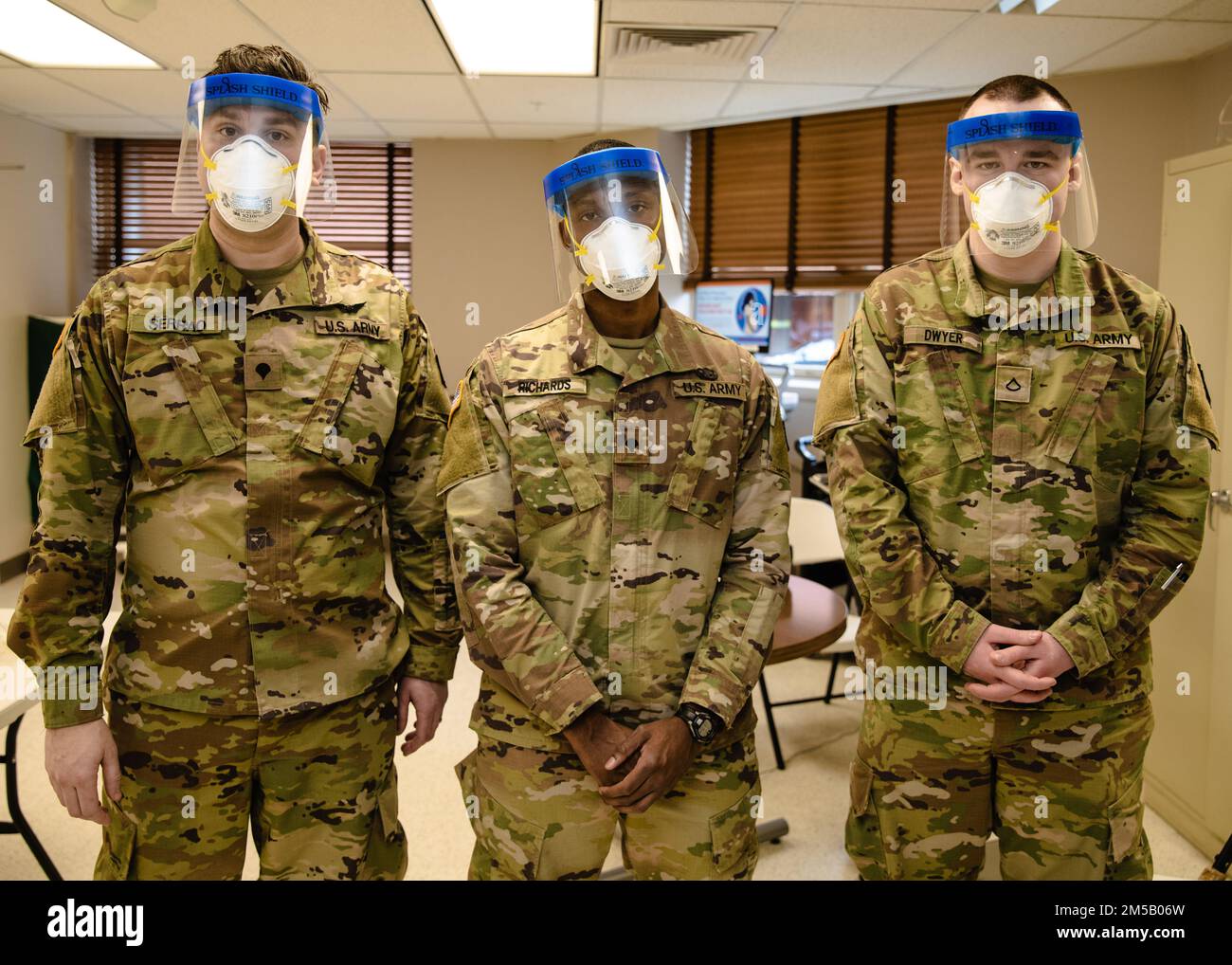 Tre medici di combattimento con il 1st Battaglione, 175th Fumantry Regiment Headquarters and Headquarters Company, posa per una foto al Johns Hopkins Hospital di Baltimora, Maryland. Il 17 febbraio 2022. In direzione di Gov. Larry Hogan, fino a 1.000 membri MDNG sono stati attivati per assistere gli agenti sanitari statali e locali con la loro risposta COVID-19 per includere la distribuzione di kit di test COVID-19, 20 milioni di maschere KN95 e N95, e altri dispositivi di protezione individuale e per fornire supporto a strutture infermieristiche qualificate, ospedali, e siti di test. Foto Stock