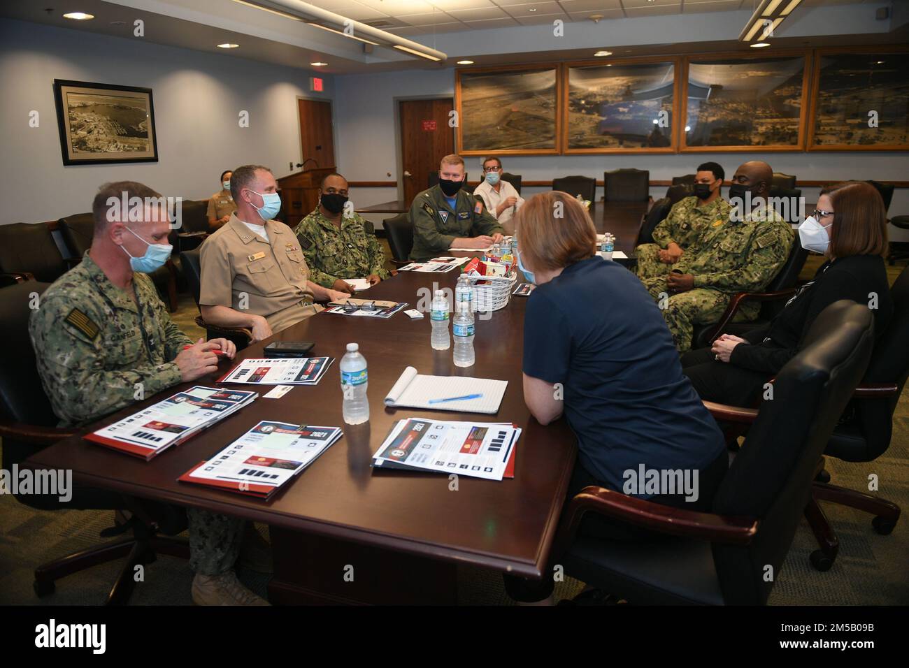 220217-N-DB801-0300 MAYPORT, FLA. – (17 febbraio 2022) – Jim Aiken, comandante, USA Naval Forces Southern Command/U.S. 4th Fleet, secondo da sinistra, parla con il pensionato ADM posteriore. Dawn Cutler, Executive Vice President e Chief Operations Officer della Navy-Marine Corps Relief Society (NMCRS), in basso a destra, e la leadership locale in un incontro sulla Naval Station Mayport, 17 febbraio 2022. L'NMCRS è un'organizzazione senza scopo di lucro che fornisce assistenza finanziaria ed educativa ai marinai e ai marinai attivi e alle loro famiglie. L'organizzazione fornisce prestiti, assistenza COVID-19, infermiere in visita Foto Stock