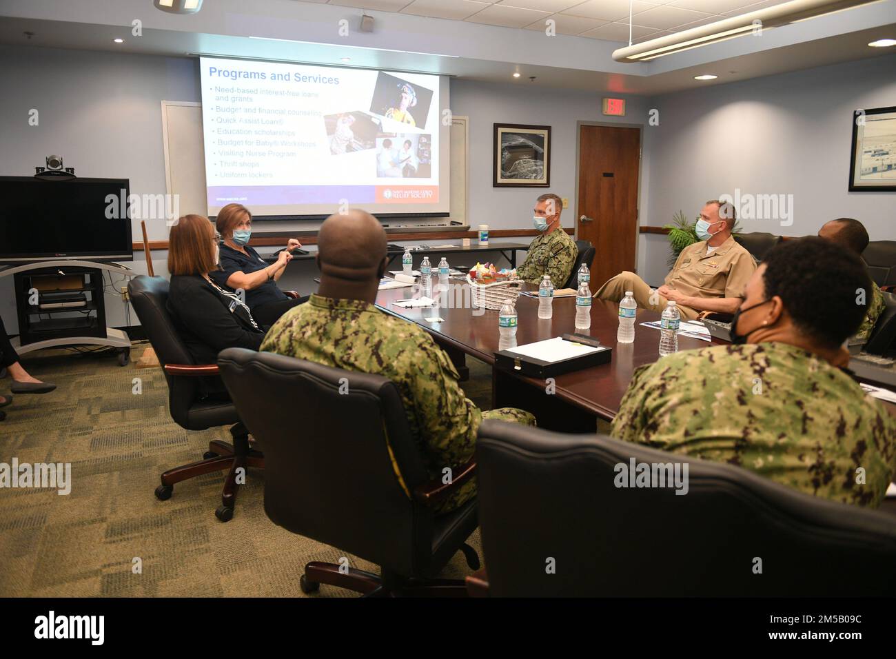 220217-N-DB801-0325 MAYPORT, FLA. – (17 febbraio 2022) – pensionato ADM posteriore. Dawn Cutler, Vice Presidente Esecutivo e Chief Operations Officer della Navy-Marine Corps Relief Society (NMCRS), quarto da sinistra, interviene in un incontro con la leadership locale sulla Naval Station Mayport, 17 febbraio 2022. L'NMCRS è un'organizzazione senza scopo di lucro che fornisce assistenza finanziaria ed educativa ai marinai e ai marinai attivi e alle loro famiglie. L'organizzazione fornisce prestiti, assistenza COVID-19, visite infermieri, viaggi di emergenza e soccorso in caso di catastrofi. STATI UNITI Naval Forces Southern Command/U.S. 4th Fleet supporta U. Foto Stock
