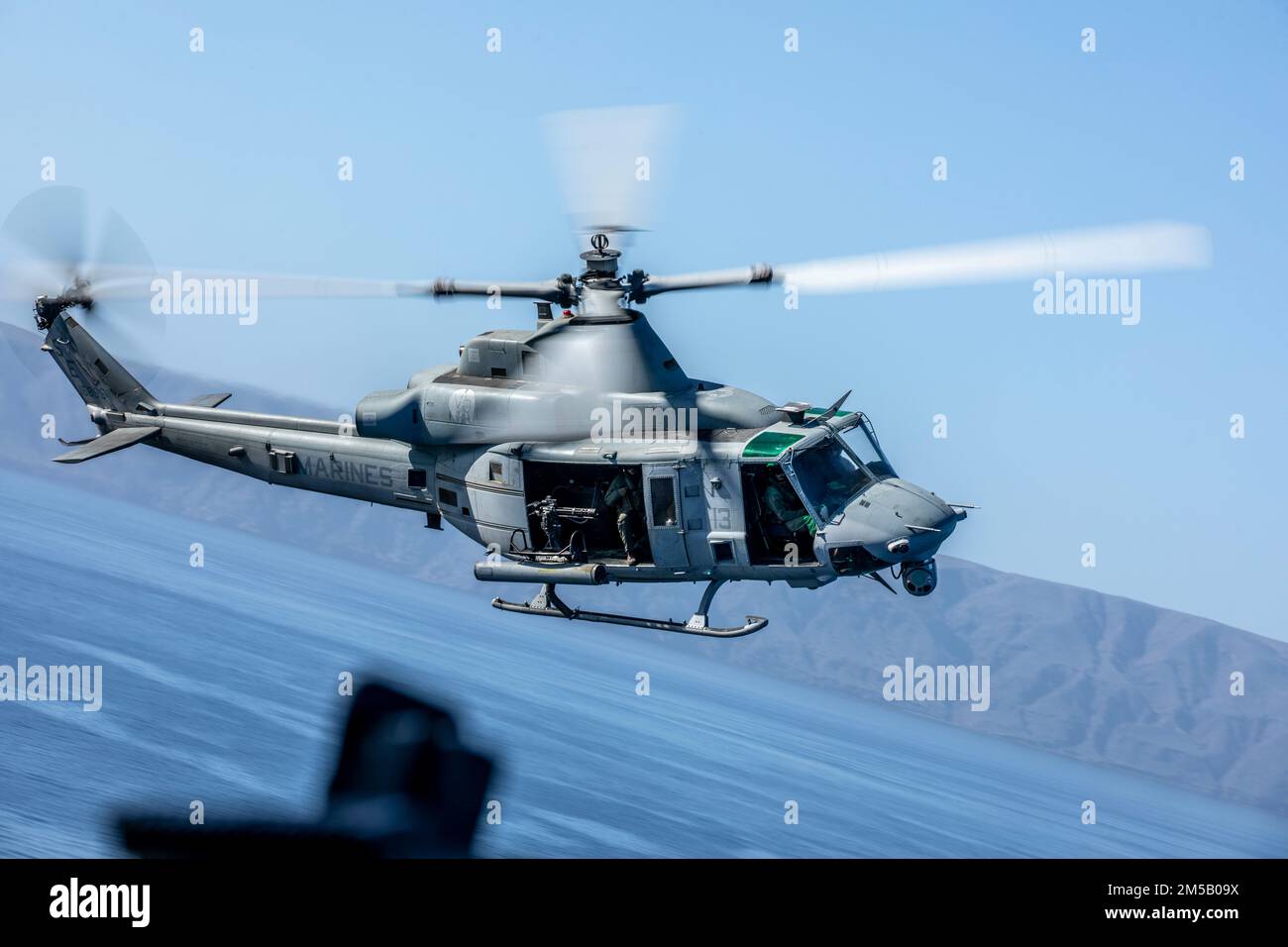 NEGLI STATI UNITI Marine Corps UH-1Y Venom with Marine Attack Light Attack Helicopter Squadron 469, Marine Aircraft Group 39, 3rd Marine Aircraft Wing (MAW), vola al largo della costa di San Clemente Island, California, 17 febbraio 2022. Winter Fury 22 offre ai Marines di 3rd MAW opportunità di formazione realistiche e pertinenti necessarie per rispondere a qualsiasi crisi in tutto il mondo e vincere in modo decisivo in un conflitto marittimo altamente contestato. Foto Stock