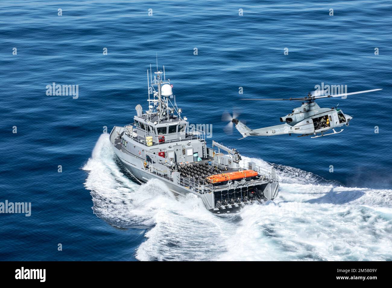 STATI UNITI Marine Corps UH-1Y Venom assegnato a Marine Attack Light Attack Helicopter Squadron 469, Marine Aircraft Group 39, 3rd Marine Aircraft Wing (MAW), si trova nei pressi di un Range Support Craft durante una visita in elicottero, Board, Ricerca, e attività di addestramento sequestro al largo della costa di San Clemente Island, California, 17 febbraio 2022. Winter Fury 22 offre ai Marines di 3rd MAW opportunità di formazione realistiche e pertinenti necessarie per rispondere a qualsiasi crisi in tutto il mondo e vincere in modo decisivo in un conflitto marittimo altamente contestato. Foto Stock