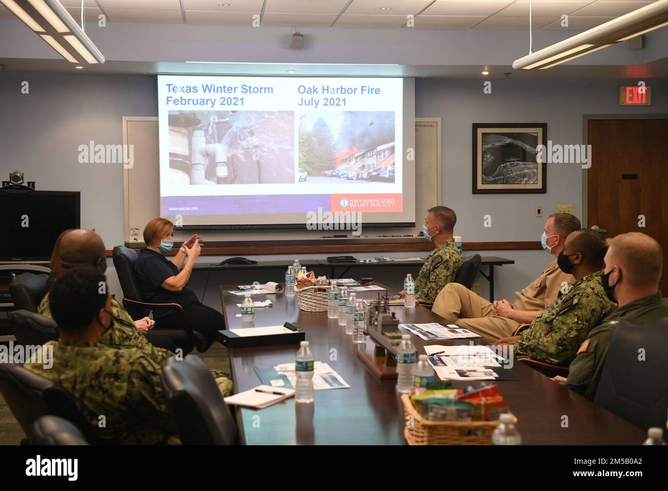 220217-N-DB801-0320 MAYPORT, FLA. – (17 febbraio 2022) – pensionato ADM posteriore. Dawn Cutler, Vice Presidente Esecutivo e Chief Operations Officer della Navy-Marine Corps Relief Society (NMCRS), quarto da sinistra, interviene in un incontro con la leadership locale sulla Naval Station Mayport, 17 febbraio 2022. L'NMCRS è un'organizzazione senza scopo di lucro che fornisce assistenza finanziaria ed educativa ai marinai e ai marinai attivi e alle loro famiglie. L'organizzazione fornisce prestiti, assistenza COVID-19, visite infermieri, viaggi di emergenza e soccorso in caso di catastrofi. STATI UNITI Naval Forces Southern Command/U.S. 4th Fleet supporta U. Foto Stock