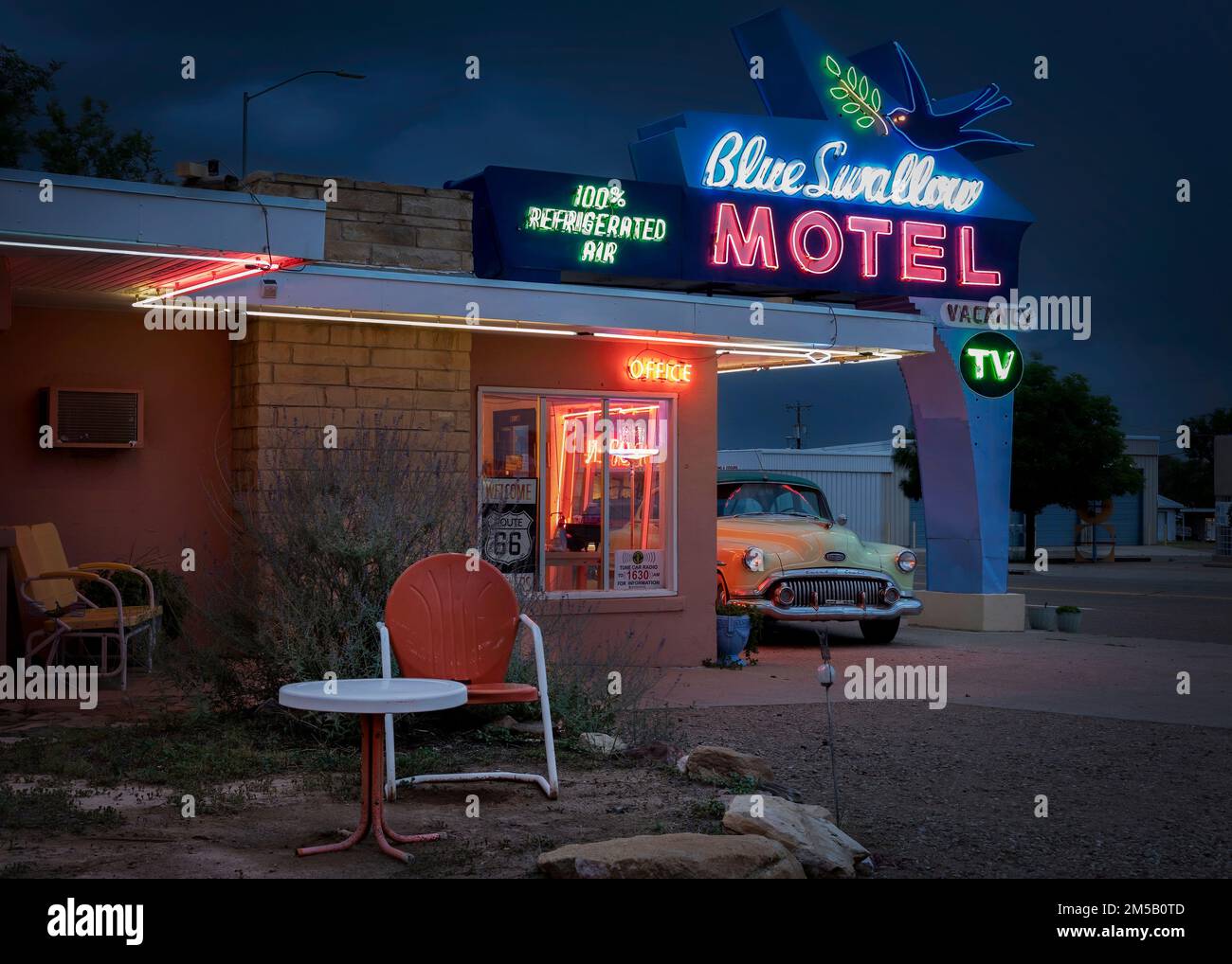 Una sedia retrò e un tavolo presso il Blue Swallow Motel, costruito nel 1939, e ancora operante sulla storica Route 66 a Tucumcari, New Mexico. Foto Stock