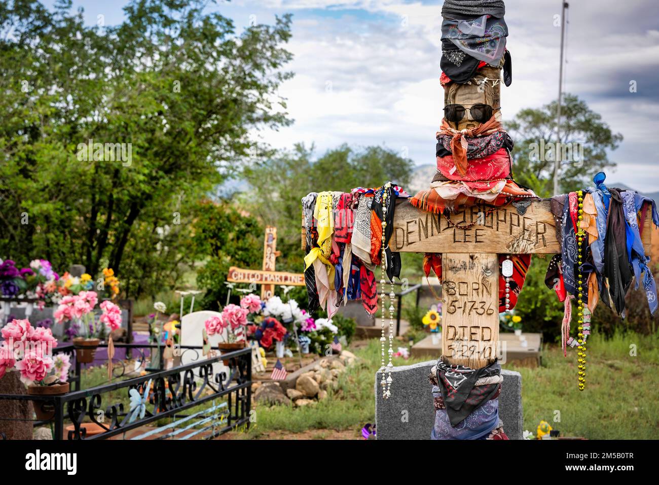 La tomba del famoso attore, regista e fotografo Dennis Hopper al cimitero di Gesù Nazareno a Taos, New Mexico. Foto Stock