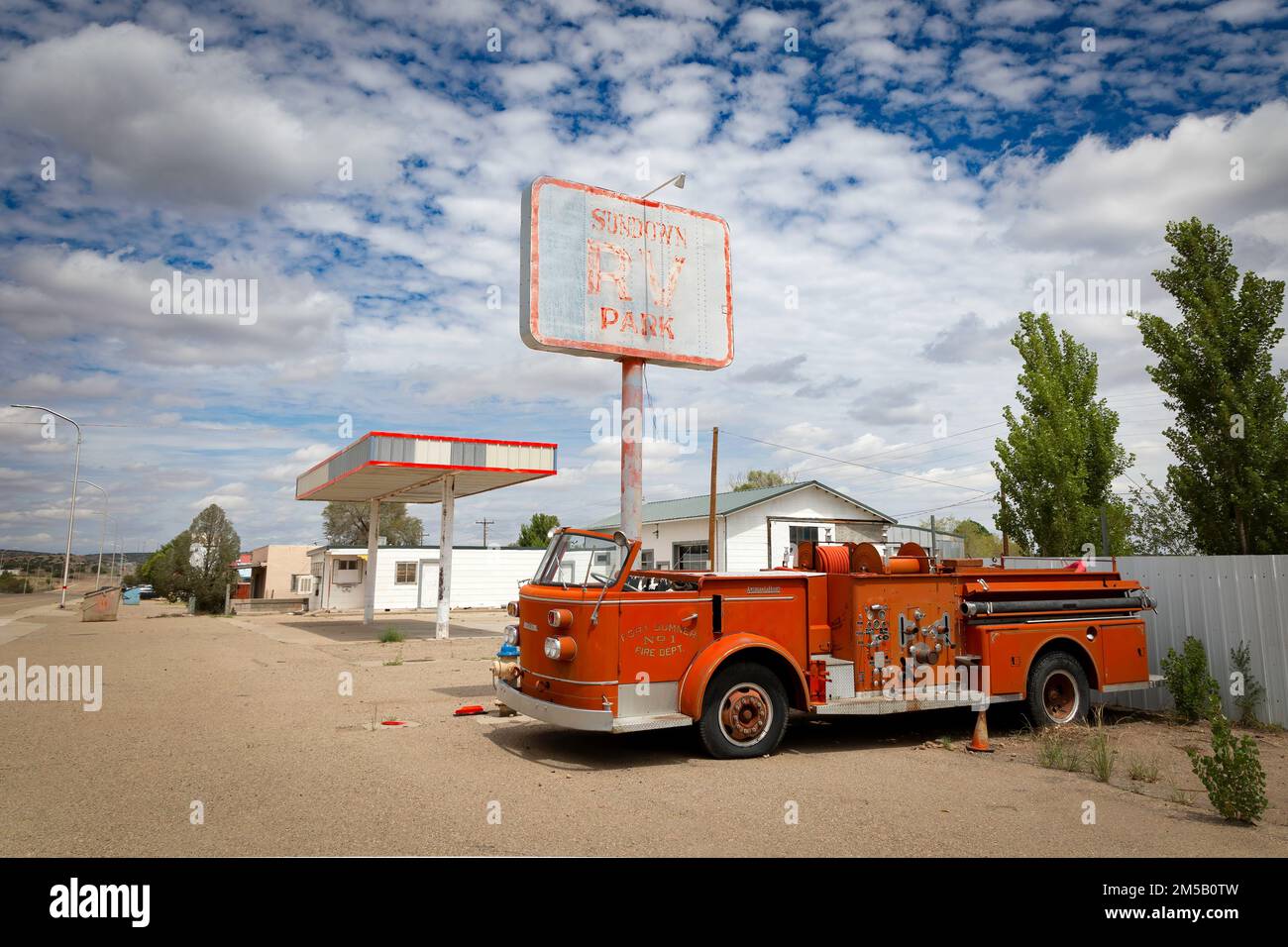 Un vecchio vigili del fuoco di Fort Sumner si trova accanto all'abbandonato Sundown RV Park sulla Route 66 vicino a Santa Rosa, New Mexico. Foto Stock
