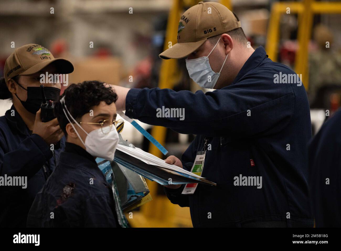 220215-N-MH210-1110 NORFOLK, VIRGINIA. (17 febbraio 2022) - Specialista del personale di Classe 2nd James Coomer, assegnato alla nave d'assalto anfibio USS Bataan (LHD 5), conserva le registrazioni dei pazienti durante una trivella per incidenti di massa il 17 febbraio 2022. Bataan è casa presso la Naval Station Norfolk. Foto Stock