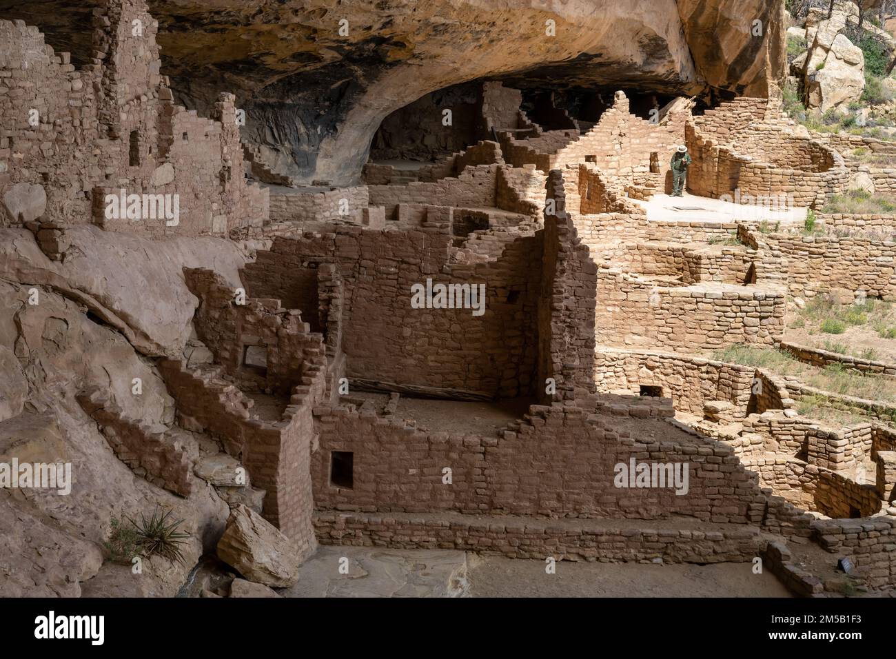 Long House Cliff dimora con ranger in attesa di interpretare la storia del luogo ai visitatori Foto Stock