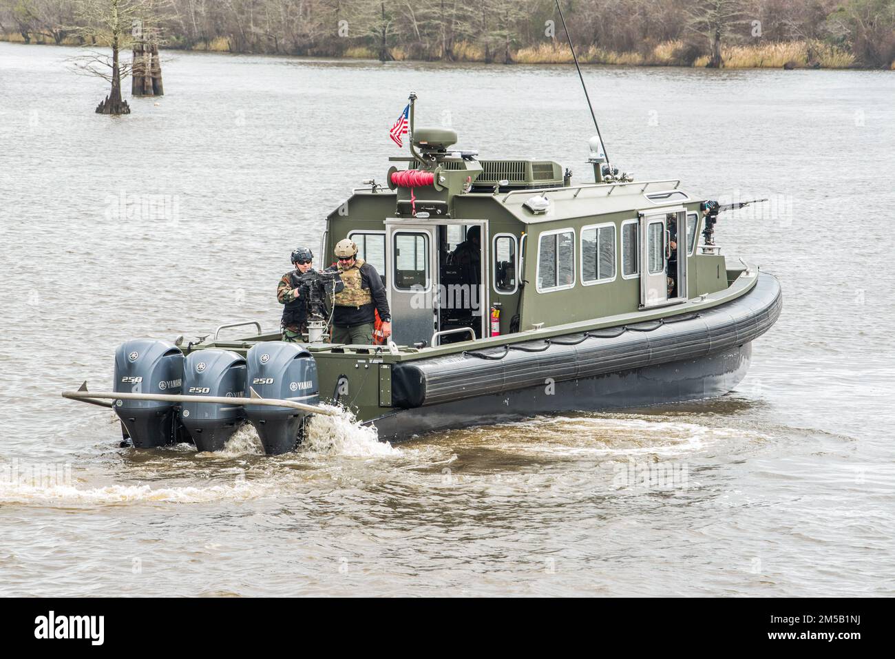 Gli istruttori NAVSCIATTS e gli studenti internazionali, con il corso Patrol Craft Officer-Coastal (PCOC), conducono esercitazioni costiere immediate sul fiume Pearl, vicino al John C. Stennis Space Center. Gli studenti che partecipano all’iterazione di questo semestre provengono da Ucraina, Romania e Mauritius. IL PCOC è un corso marittimo di sette settimane destinato a fornire al personale della forza di sicurezza estera una formazione specializzata nell'impiego di piccole pattuglie per condurre operazioni di sicurezza in ambiente costiero a sostegno delle operazioni marittime. NAVSCIATTS, con sede centrale su John C. Foto Stock