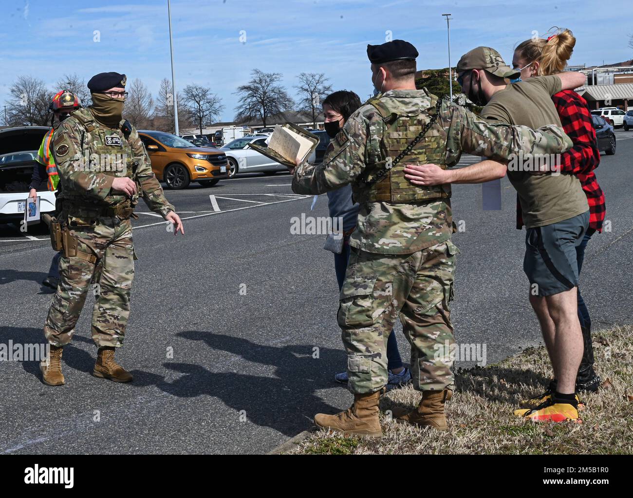 STATI UNITI I militari dello Squadrone delle forze di sicurezza del 633d scortano gli attori che partecipano a un esercizio di addestramento chimico, biologico, radiologico e nucleare presso la base comune Langley-Eustis, Virginia, 17 febbraio 2022. I membri della Air base Wing 633d hanno eseguito l'esercizio CBRN come parte di un requisito di formazione di 18 mesi per consentire ai membri attivi di equipaggiare correttamente le unità quando si trovano in ambienti implementati. Foto Stock