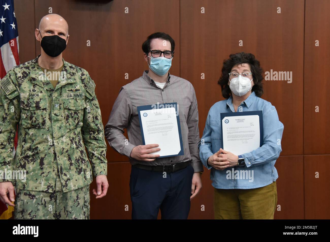 Dana Simon presenta lettere di apprezzamento ai dipendenti della NSWCPD Evan Higgins e Cynthia Esposito durante la cerimonia di premiazione trimestrale del comando il 17 febbraio 2022. Foto Stock