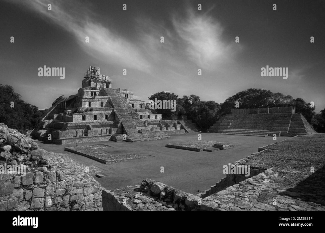 Una splendida vista in scala di grigi del tempio principale di Edzna plaza Foto Stock