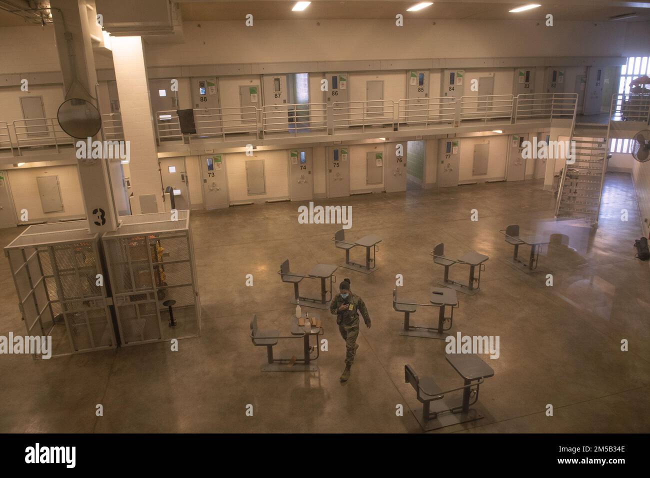 I leader della Guardia Nazionale dell'Idaho hanno visitato le prigioni dello Stato dell'Idaho, dove i soldati della Guardia Nazionale dell'Idaho e gli airmen stanno temporaneamente aumentando gli ufficiali correttivi. Il Dipartimento delle correzioni dell'Idaho è a breve termine a causa in parte della pandemia COVID-19. I membri della guardia ricoprono ruoli di tipo amministrativo che normalmente sarebbero occupati da funzionari correnziali. Foto Stock