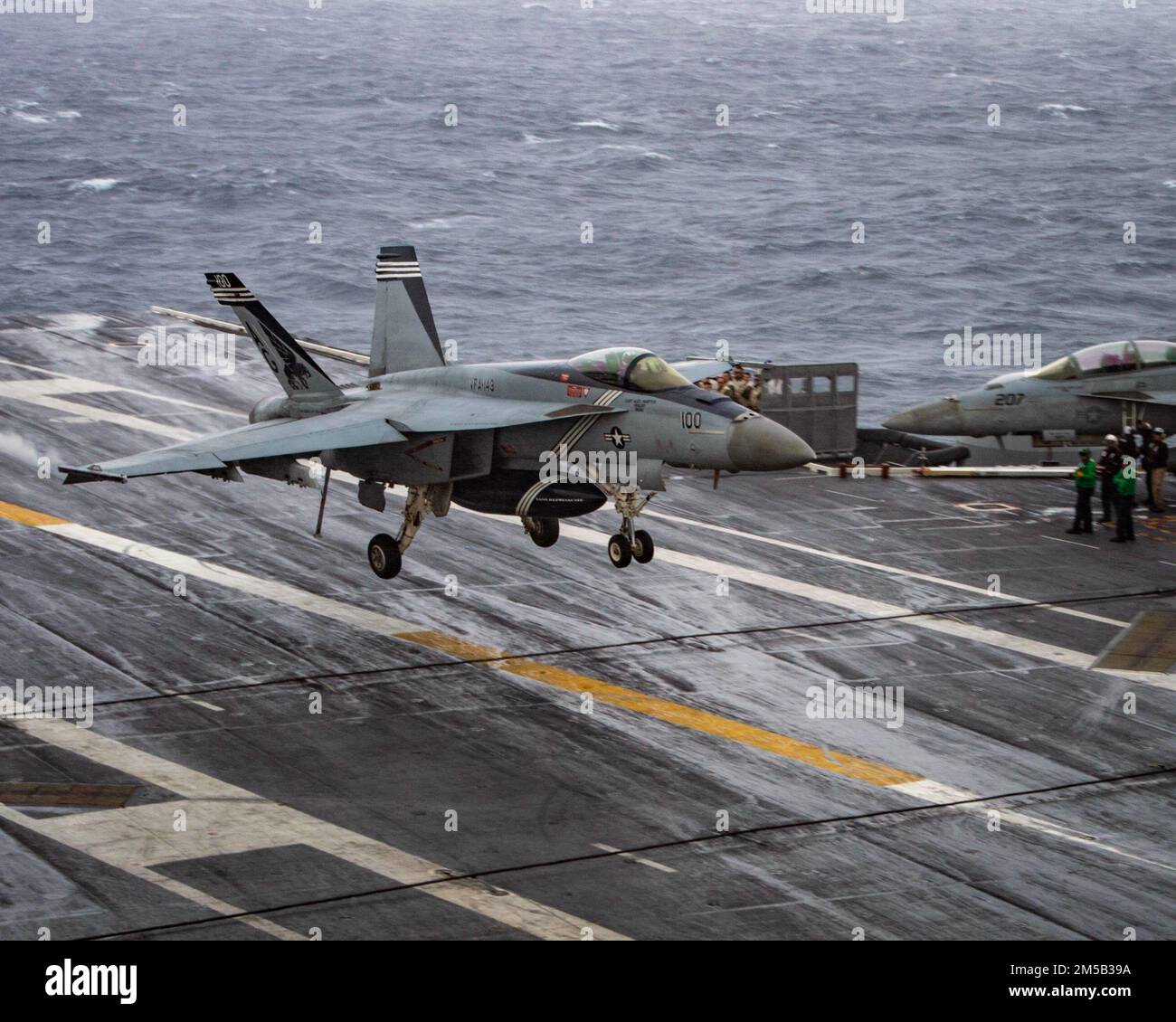 220217-N-OL632-1129 OCEANO ATLANTICO (DAL 17, 2022) un velivolo F/A-18F Super Hornet, attaccato allo Strike Fighter Squadron (VFA) 143, atterra sul ponte di volo della portaerei USS George H.W. Bush (CVN 77) durante il Tailored Ship’s Training Availability/Final Evaluation Problem (TSTA/FEP), febbraio 17. TSTA/FEP è un'evoluzione della formazione multifase progettata per dare all'equipaggio una solida base di competenza operativa a livello di unità e per migliorare la capacità della nave di autoaddestrarsi. George H.W. Bush fornisce all'autorità di comando nazionale capacità di combattimento di guerra flessibili e adattabili attraverso il vettore s Foto Stock