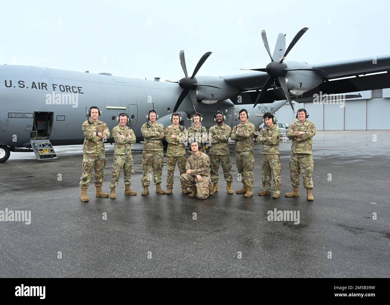 Gli aerei assegnati al 19th° posto di manutenzione degli aerei per una foto davanti a un C-130J Super Hercules all'Aeroporto Internazionale di Stennis a Kiln, Mississippi, 17 febbraio 2022. I membri della AMXS 19th hanno assicurato che l'aeromobile fosse pronto per la missione durante l'evento di addestramento fuori stazione di 10 giorni. Foto Stock Gli aerei assegnati al 19th° posto di manutenzione degli aerei per una foto davanti a un C-130J Super Hercules all'Aeroporto Internazionale di Stennis a Kiln, Mississippi, 17 febbraio 2022. I membri della AMXS 19th hanno assicurato che l'aeromobile fosse pronto per la missione durante l'evento di addestramento fuori stazione di 10 giorni. Foto Stock