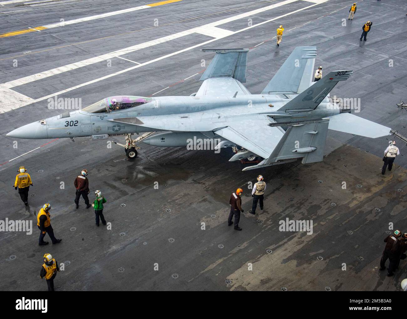 220217-N-SY758-1030 OCEANO ATLANTICO (DAL 17, 2022) un velivolo F/A-18E Super Hornet, assegnato allo Strike Fighter Squadron (VFA) 86, sul ponte di volo di USS George H.W. Bush (CVN 77) durante il Tailored Ship’s Training Availability/Final Evaluation Problem (TSTA/FEP), 17 febbraio 2022. TSTA/FEP è un'evoluzione della formazione multifase progettata per dare all'equipaggio una solida base di competenza operativa a livello di unità e per migliorare la capacità della nave di autoaddestrarsi. George H.W. Bush fornisce all'autorità di comando nazionale capacità di lotta alla guerra flessibili e adattabili attraverso il gruppo di sciopero carrier che maint Foto Stock