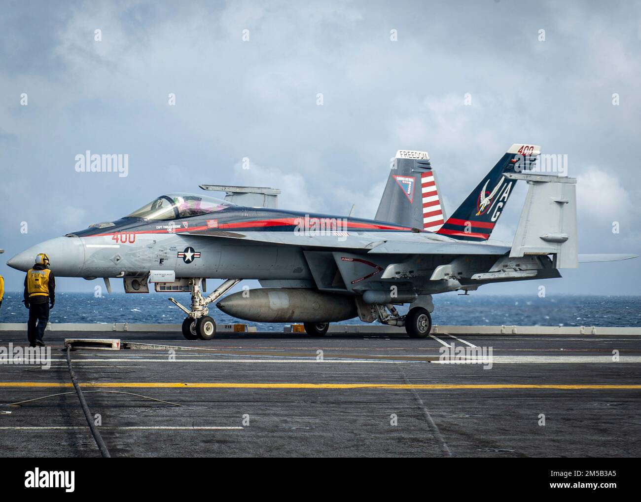 220217-N-SY758-1008 OCEANO ATLANTICO (DAL 17, 2022) un velivolo F/A-18E Super Hornet, assegnato allo Strike Fighter Squadron (VFA) 136, sul ponte di volo di USS George H.W. Bush (CVN 77) durante il Tailored Ship’s Training Availability/Final Evaluation Problem (TSTA/FEP), 17 febbraio 2022. TSTA/FEP è un'evoluzione della formazione multifase progettata per dare all'equipaggio una solida base di competenza operativa a livello di unità e per migliorare la capacità della nave di autoaddestrarsi. George H.W. Bush fornisce all'autorità di comando nazionale capacità di combattimento di guerra flessibile e personalizzabile attraverso il gruppo di colpo di carrier che principale Foto Stock