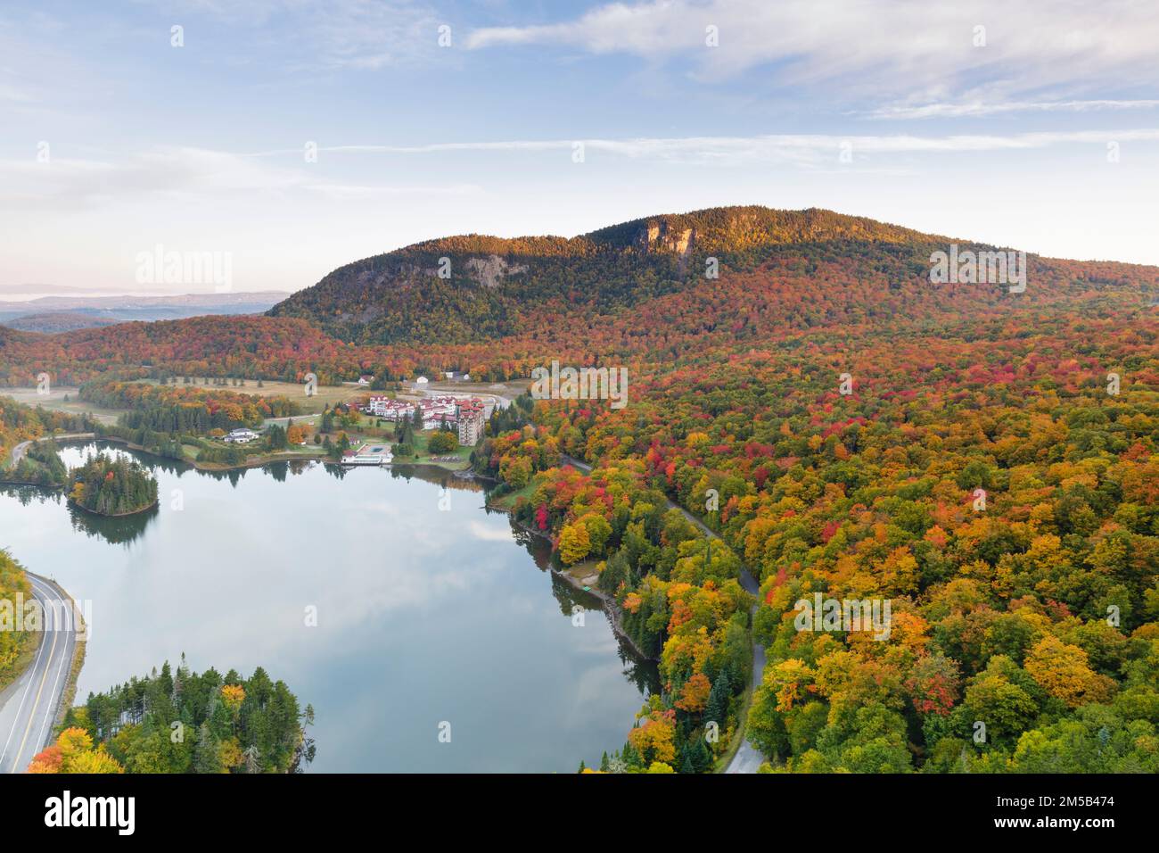 Dixville Notch - Lago Gloriette a Dixville, New Hampshire da un punto panoramico lungo il Sanguinary Ridge Trail durante i mesi autunnali. Foto Stock