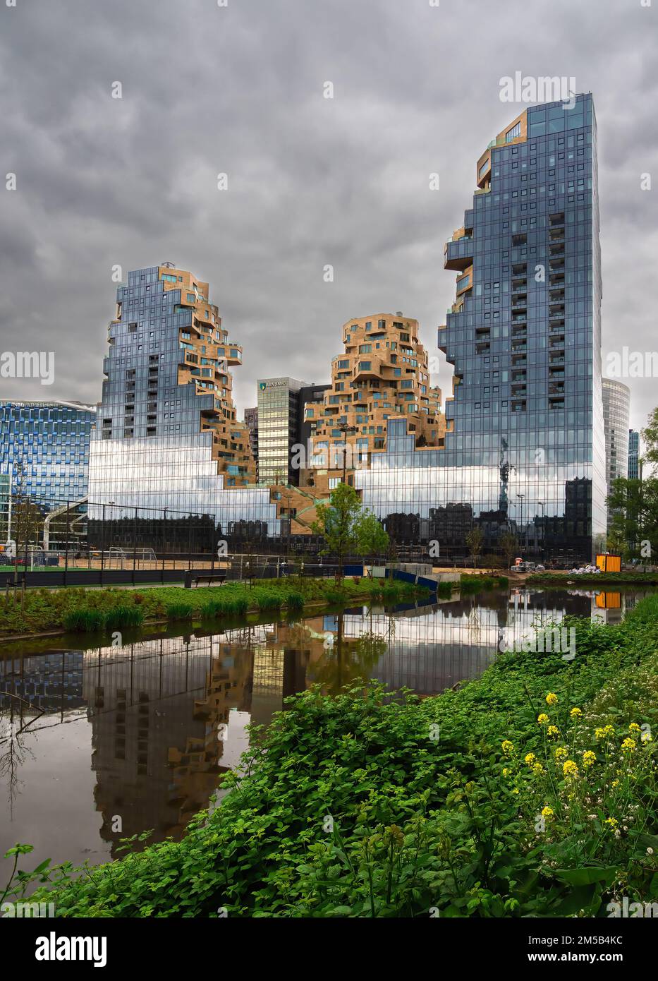 Amsterdam, Paesi Bassi - 27 aprile 2022: Architettura moderna e futuristica chiamata valle nel quartiere degli affari di Zuidas ad Amsterdam. Foto Stock