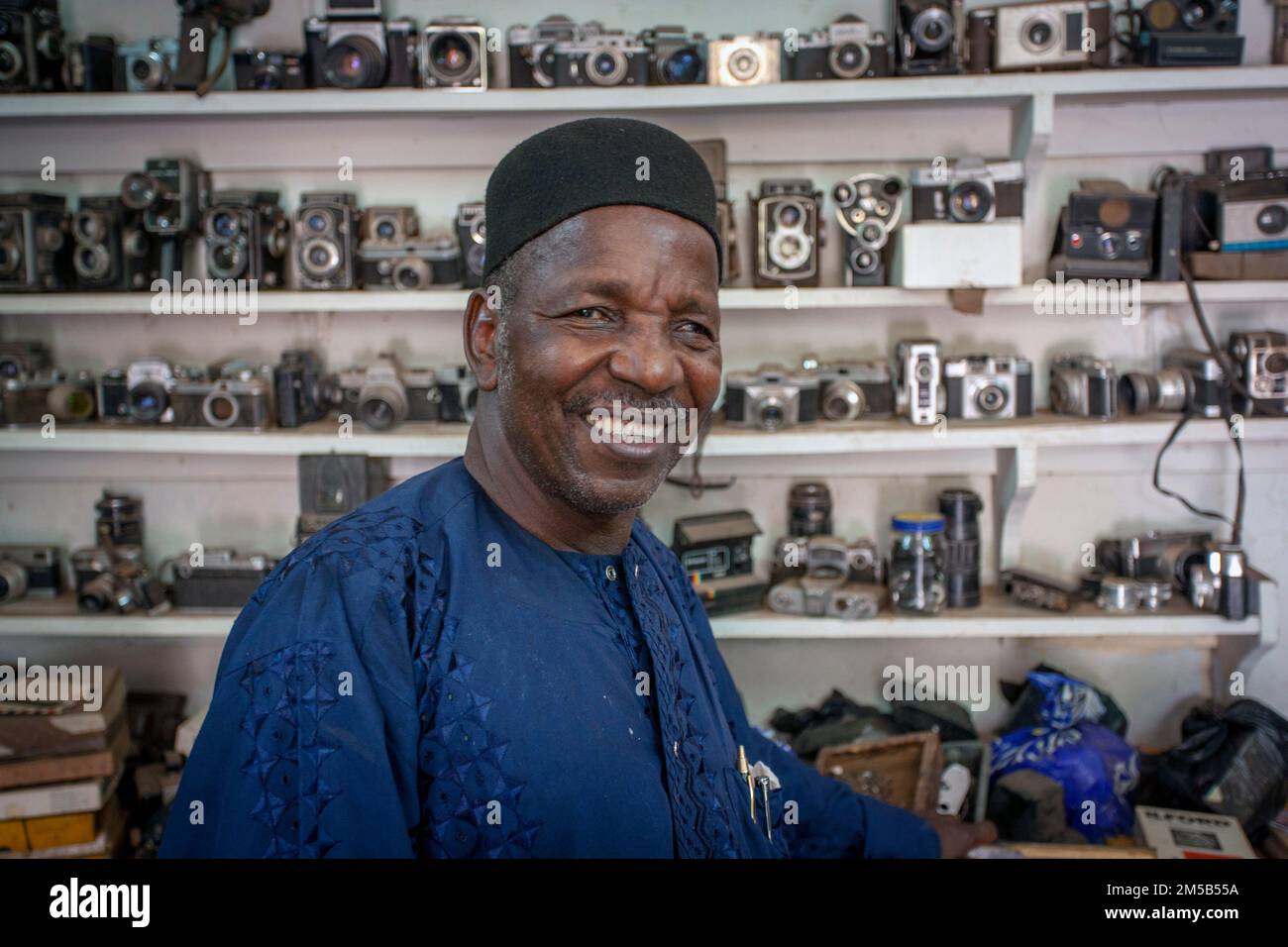 Il fotografo maliano Malick Sidibé nel suo Studioin Bamako, Mali, Africa occidentale. Foto Stock