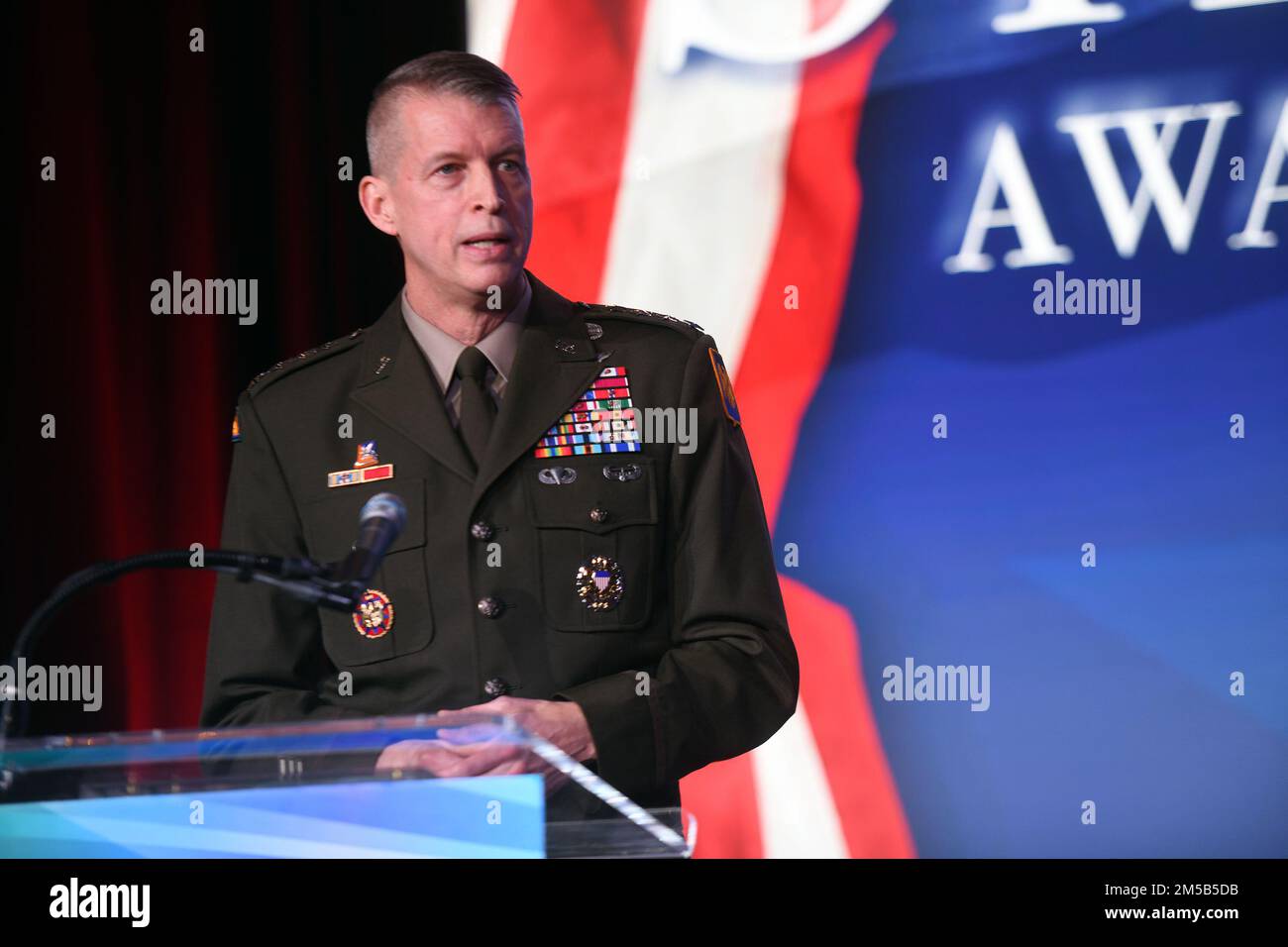 Daniel Hokanson, capo dell'Ufficio della Guardia Nazionale, si congratula CON BEYA Stars & Stripes Awardee Air Force col. Melinda Sutton, capo della medicina aerospaziale, 102nd Medical Group, 102nd Intelligence Wing, Massachusetts National Guard, al 17th° Annual Black Engineer of the Year (BEYA) Stars and Stripes Awards, Washington, D.C., 18 febbraio, 2022. Foto Stock