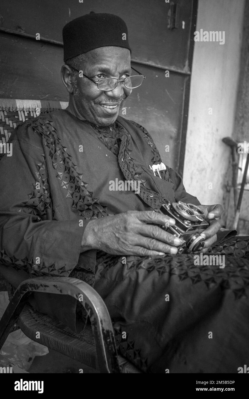 Il fotografo maliano Malick Sidibé nel suo Studioin Bamako, Mali, Africa occidentale. Foto Stock