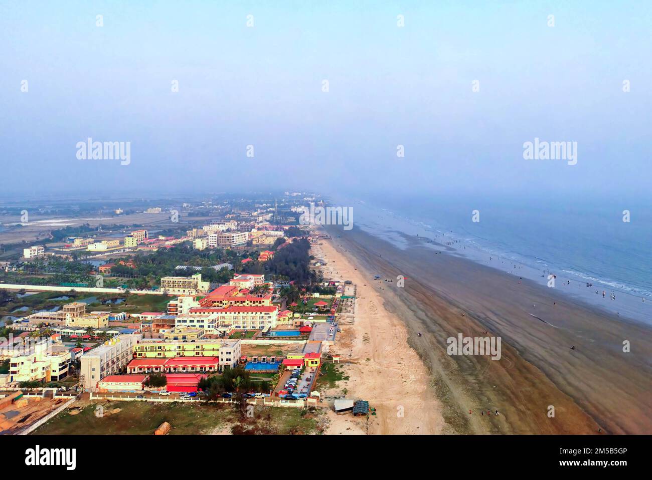 Mandarmani, Bengala Occidentale, India. 27th Dec, 2022. (NOTA DELL'EDITORE : immagine scattata con il drone).Areal scatto della spiaggia di mare di Mandarmani dove gli Hotel illegali stanno facendo continuamente la loro istituzione sul letto del mare per guadagnare l'attrazione turistica. Mandarmani mare spiaggia è una destinazione turistica popolare tutto l'anno, situato 150 km a sud-ovest di Kolkata. (Credit Image: © Avishek Das/SOPA Images via ZUMA Press Wire) Foto Stock