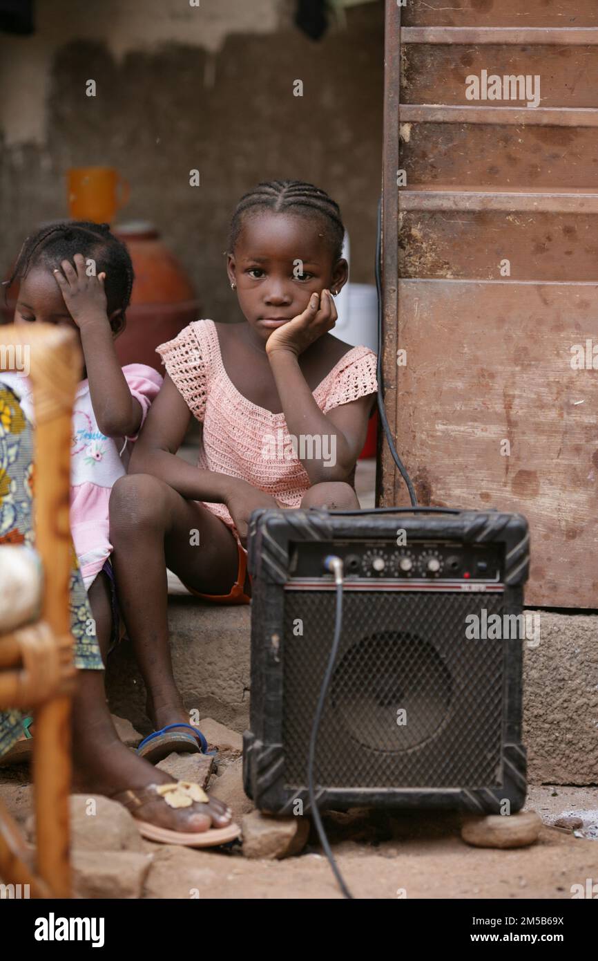 Carina ragazza africana seduta accanto ad un ampli per chitarra a Bamako , Mali , Africa Occidentale Foto Stock