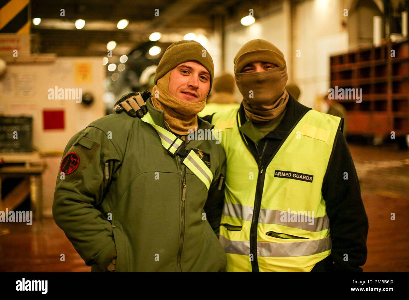 STATI UNITI Marines con Marine Medium Tiltrotor Squadron 261 (VMM-261) di Marine Aircraft Group 26, 2nd Marine Aircraft Wing, posa per una fotografia mentre scarichi carico dal comando militare Sealift MV Cape Race (T-AKR-9960) per l'esercizio Cold Response 2022 ad Harstad, Norvegia, 18 febbraio 2022. Exercise Cold Response '22 è un esercizio biennale di preparazione e difesa nazionale norvegese che si svolge in tutta la Norvegia, con la partecipazione di ciascuno dei suoi servizi militari, nonché di altre 26 nazioni alleate e partner regionali della North Atlantic Treaty Organization (NATO). Foto Stock