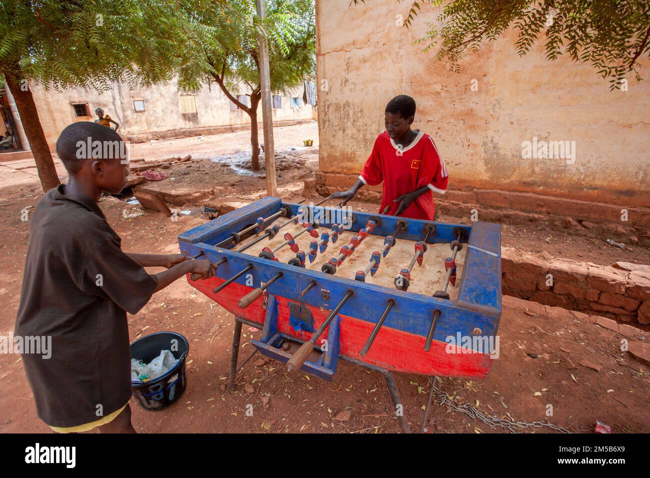 Vita di strada di Bamako, bambini che pagano il calcio della tabella. In Bamako, Mali, Africa. Foto Stock