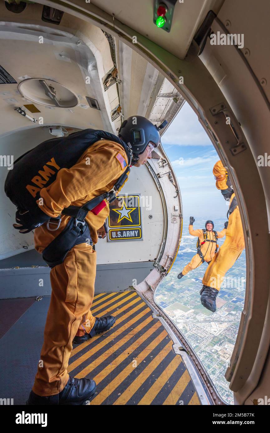 Membri degli Stati Uniti La squadra del paracadute dell'esercito salta dall'aeromobile C-147A a Homestead, Florida, il 18 febbraio 2022. USAPT sta conducendo il proprio ciclo di certificazione annuale per la prossima stagione. Foto Stock