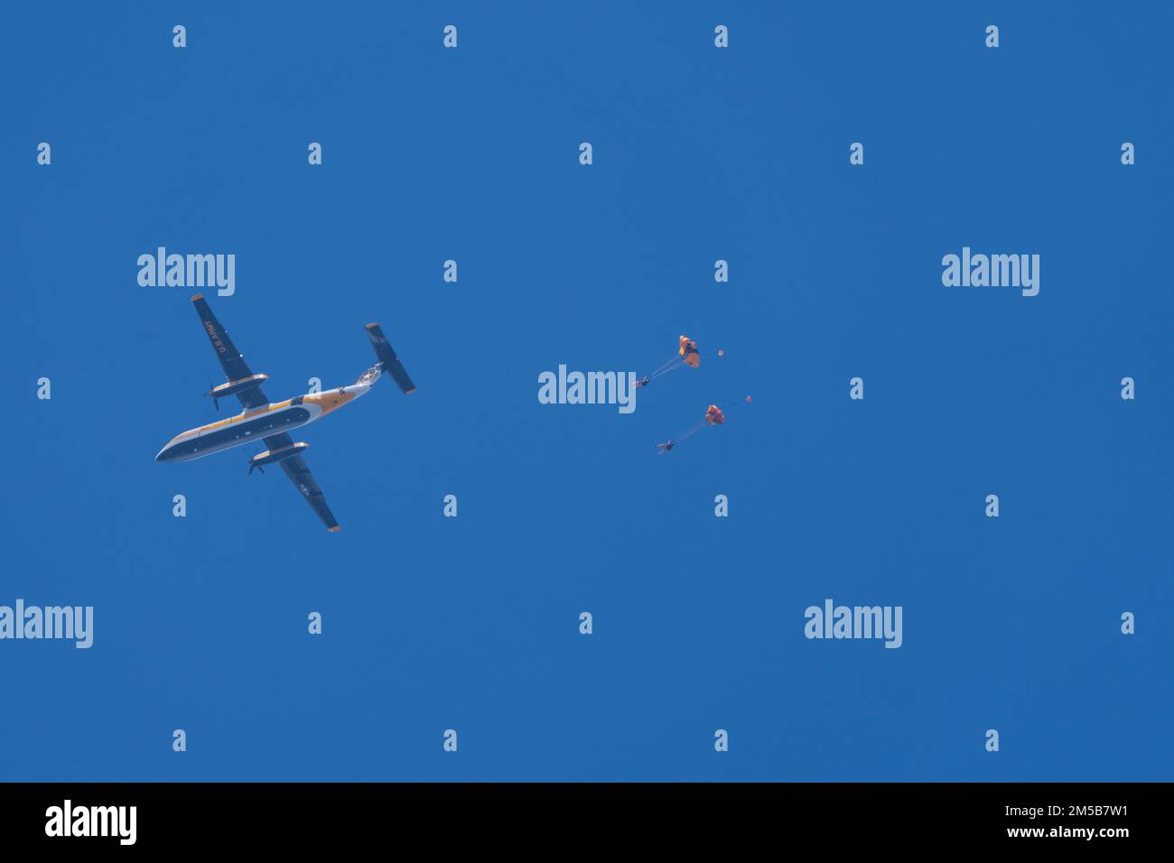 Membri degli Stati Uniti La squadra del paracadute dell'esercito salta dall'aeromobile C-147A a Homestead, Florida, il 18 febbraio 2022. USAPT sta conducendo il proprio ciclo di certificazione annuale per la prossima stagione. Foto Stock